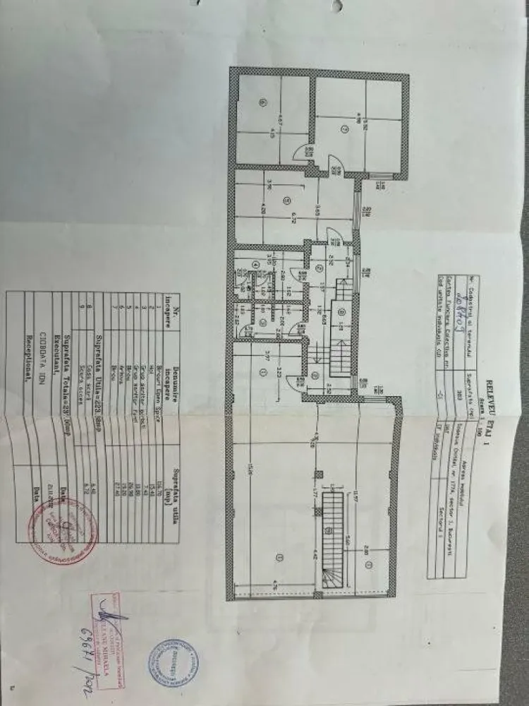 Cladire noua birouri cu spatiu de expunere, P+2, 466 mp util, Sos. Chitilei S1 - Vindem imobil nou format din parter + 2 etaje si curte, ideal pentru firme care au necesar de spatii de expunere si birouri. Imobilul este situat stradal, pe Sos. Chitilei 177 A, sector 1. Dispune de parter cu suprafata totala de 192 mp, din care 74 mp spatiu de expunere; Etaj 1, cu suprafata totala de 237 mp, din care 117 mp spatiu de expunere; Etaj 2, cu suprafata totala de 67 mp, din care 61.5 mp spatiu de expunere si terasa circulabila in suprafata de 62 mp. Imobilul este construit in anul 2012 si dispune de: - Curent trifazic; - Gaze, centrala proprie; - Apa curenta; - Instalatie de alarma; - Internet prin fibra optica; - Centrala telefonica.