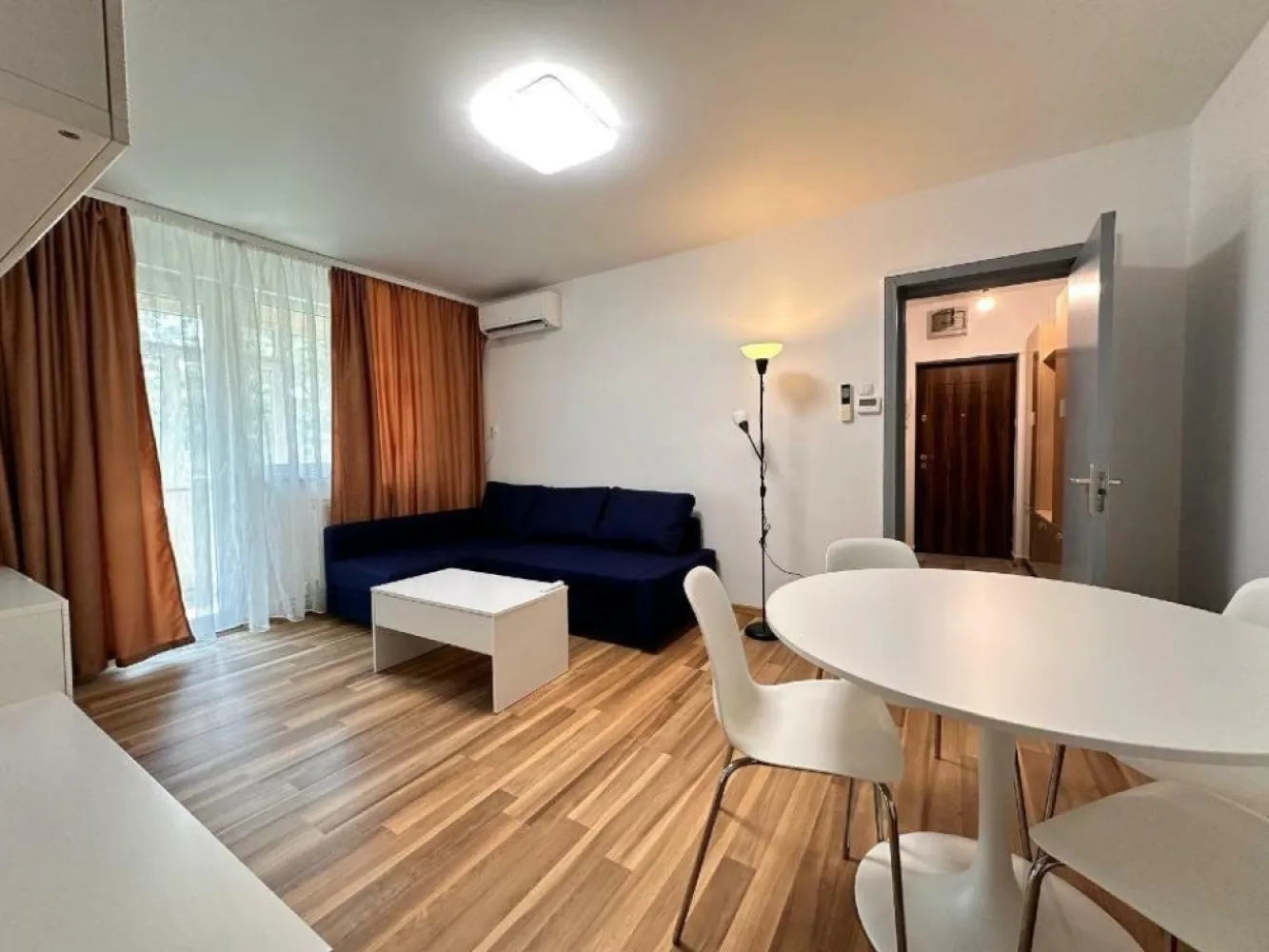Apartament 4 camere Parc Bazilescu Bucurestii Noi - De vanzare apartament cu 4 camere, vis-Ă -vis de parcul Bazilescu, la 3 min de statia de metrou Bazilescu, la 3 min de statie de autobus, la 2 min de scoala generala 179, la 10 min de piata 16 Februarie, amplasat intr-un cartier verde, frumos si linistit. Apartamentul este renovat total, mobilat, utilat, cu centrala termica pe gaz, proprie si 2 aparate de aer conditionat.Bucataria este inchisa, are camara, este mobilata, dotata cu plita combinata, electrica si pe gaz, cuptor electric si pe gaz, masina spalat vase, centrala termica pe gaz, proprie, doua dormitoare matrimoniale mobilate, hol mare mobilat ca dressig cu dulap cu usi glisante, birou mobilat (sau camera copil) si living mobilat. Apartamentul are prevazute 2 bai, ambele renovate si reutilate, o baie cu cada si baia mica cu masina spalat rufe noua. Livingul este mobilat cu loc de servit masa pentru 4 persoane si loc de odihna cu canapea si mobilier pentru depozitare, alb. Apartamentul este dotat cu 2 aparate de aer conditionat cu split invertor. Apartamentul poseda un balcon f mare , inchis, nemobilat, de 6.25m x 1.2m. Scara este foarte linistita, blocul este de caramida, construit in anii 1964-1966, are structura foarte rezistenta din beton armat si caramida portanta, prevazut cu subsol, reabilitat termic in anii 2014-2016, cu 2 uscatorii prevazute pe scara, una chiar pe palier. Pretul este negociabil.