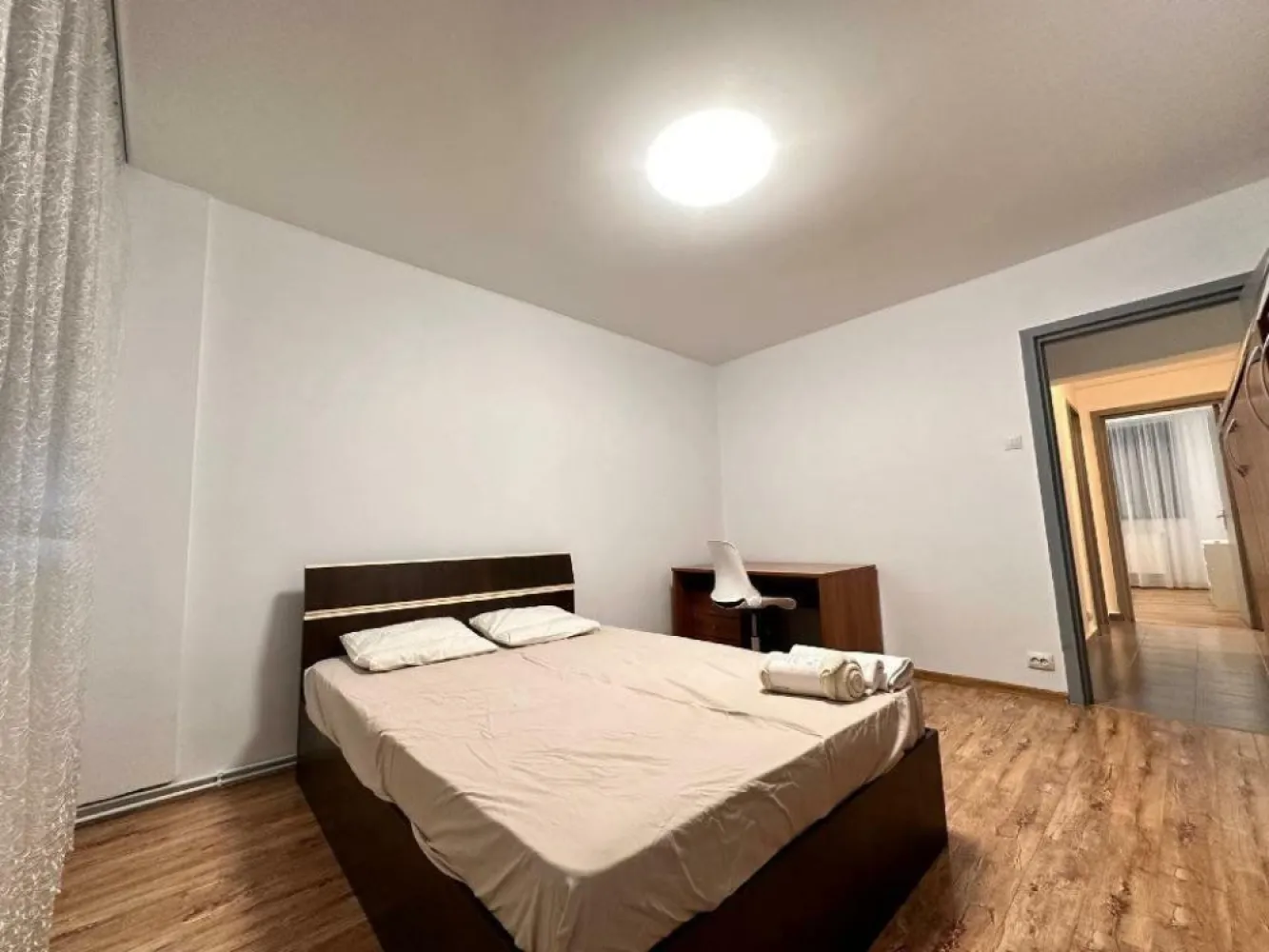Apartament 4 camere Parc Bazilescu Bucurestii Noi - De vanzare apartament cu 4 camere, vis-Ă -vis de parcul Bazilescu, la 3 min de statia de metrou Bazilescu, la 3 min de statie de autobus, la 2 min de scoala generala 179, la 10 min de piata 16 Februarie, amplasat intr-un cartier verde, frumos si linistit. Apartamentul este renovat total, mobilat, utilat, cu centrala termica pe gaz, proprie si 2 aparate de aer conditionat.Bucataria este inchisa, are camara, este mobilata, dotata cu plita combinata, electrica si pe gaz, cuptor electric si pe gaz, masina spalat vase, centrala termica pe gaz, proprie, doua dormitoare matrimoniale mobilate, hol mare mobilat ca dressig cu dulap cu usi glisante, birou mobilat (sau camera copil) si living mobilat. Apartamentul are prevazute 2 bai, ambele renovate si reutilate, o baie cu cada si baia mica cu masina spalat rufe noua. Livingul este mobilat cu loc de servit masa pentru 4 persoane si loc de odihna cu canapea si mobilier pentru depozitare, alb. Apartamentul este dotat cu 2 aparate de aer conditionat cu split invertor. Apartamentul poseda un balcon f mare , inchis, nemobilat, de 6.25m x 1.2m. Scara este foarte linistita, blocul este de caramida, construit in anii 1964-1966, are structura foarte rezistenta din beton armat si caramida portanta, prevazut cu subsol, reabilitat termic in anii 2014-2016, cu 2 uscatorii prevazute pe scara, una chiar pe palier. Pretul este negociabil.