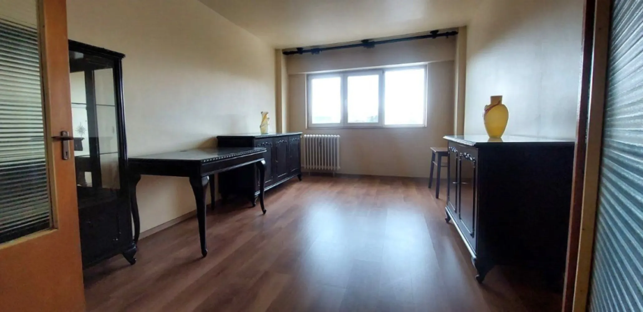 Vand apartament 4 camere situat la 10 min de Piata Unirii - Cautati un apartament spatios, intr-un bloc linistit, la 12 minute de centrul Capitalei? Va prezentam spre vanzare un apartament deosebit, decomandat, cu 4 camere (un living spatios si 3 dormitoare linistite), 2 grupuri sanitare (unul cu cada si celalalt cu cabina de dus), 2 balcoane luminoase si eficient compartimentate, si o camara incapatoare. Logiile au acces din dormitoare: un balcon are vedere catre centrul orasului, iar celalalt catre zona interioara a blocului, cu vedere catre un parculet. Apartamentul este complet renovat, reabilitat termic si are o suprafata utila generoasa de 80 mp. Situat la intersectia Calea Rahovei cu strada Mihail Sebastian, acest apartament este situat la etajul 3 din 10, in cadrul unui imobil construit in anul 1982. Apartamentul dispune de usa metalica, tamplarie PVC cu geamuri termopan, gresie, faianta, parchet laminat, conexiune de internet. Apartamentul este partial mobilat si utilat, oferind cumparatorului posibilitatea de a-l amenaja si decora dupa propriile preferinte. Scara de bloc este curata si linistita, iar vecinii sunt amabili si civilizati. Blocul este complet anvelopat termic. In proximitate se afla gradinite, scoala generala nr. 280, scoala privata Micul Lord, centre educationale pentru copii printre care Art Kids Club, centre comerciale (Centrul Comercial Vulcan, Mega Image, Piata Rahova, Carrefour), farmacii cu program non-stop, banci si mijloace de transport in comun care ofera acces rapid catre toate zonele de interes ale capitalei. Aparamentul se afla la 12 minute cu masina sau tramvaiul de Piata Unirii si statiile de metrou Piata Unirii 1 si 2. Imobilul este ideal pentru o familie sau pentru sediu de firma, avand camere suficiente pentru birouri multiple. Actele de vanzare sunt pregatite, iar mutarea se poate face imediat. Apartamentul poate fi vizionat oricand, stabilind data si ora in prealabil.