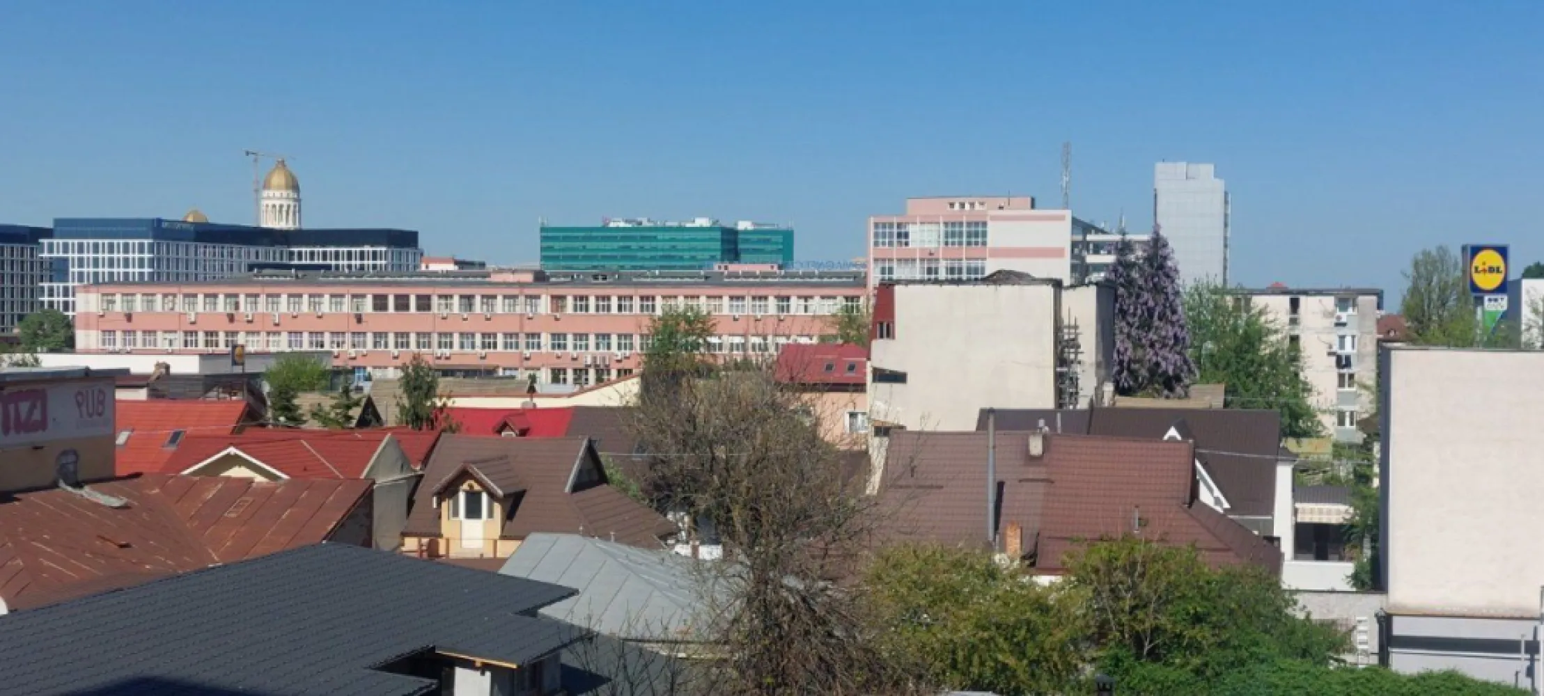 Vand apartament 4 camere situat la 10 min de Piata Unirii - Cautati un apartament spatios, intr-un bloc linistit, la 12 minute de centrul Capitalei? Va prezentam spre vanzare un apartament deosebit, decomandat, cu 4 camere (un living spatios si 3 dormitoare linistite), 2 grupuri sanitare (unul cu cada si celalalt cu cabina de dus), 2 balcoane luminoase si eficient compartimentate, si o camara incapatoare. Logiile au acces din dormitoare: un balcon are vedere catre centrul orasului, iar celalalt catre zona interioara a blocului, cu vedere catre un parculet. Apartamentul este complet renovat, reabilitat termic si are o suprafata utila generoasa de 80 mp. Situat la intersectia Calea Rahovei cu strada Mihail Sebastian, acest apartament este situat la etajul 3 din 10, in cadrul unui imobil construit in anul 1982. Apartamentul dispune de usa metalica, tamplarie PVC cu geamuri termopan, gresie, faianta, parchet laminat, conexiune de internet. Apartamentul este partial mobilat si utilat, oferind cumparatorului posibilitatea de a-l amenaja si decora dupa propriile preferinte. Scara de bloc este curata si linistita, iar vecinii sunt amabili si civilizati. Blocul este complet anvelopat termic. In proximitate se afla gradinite, scoala generala nr. 280, scoala privata Micul Lord, centre educationale pentru copii printre care Art Kids Club, centre comerciale (Centrul Comercial Vulcan, Mega Image, Piata Rahova, Carrefour), farmacii cu program non-stop, banci si mijloace de transport in comun care ofera acces rapid catre toate zonele de interes ale capitalei. Aparamentul se afla la 12 minute cu masina sau tramvaiul de Piata Unirii si statiile de metrou Piata Unirii 1 si 2. Imobilul este ideal pentru o familie sau pentru sediu de firma, avand camere suficiente pentru birouri multiple. Actele de vanzare sunt pregatite, iar mutarea se poate face imediat. Apartamentul poate fi vizionat oricand, stabilind data si ora in prealabil.