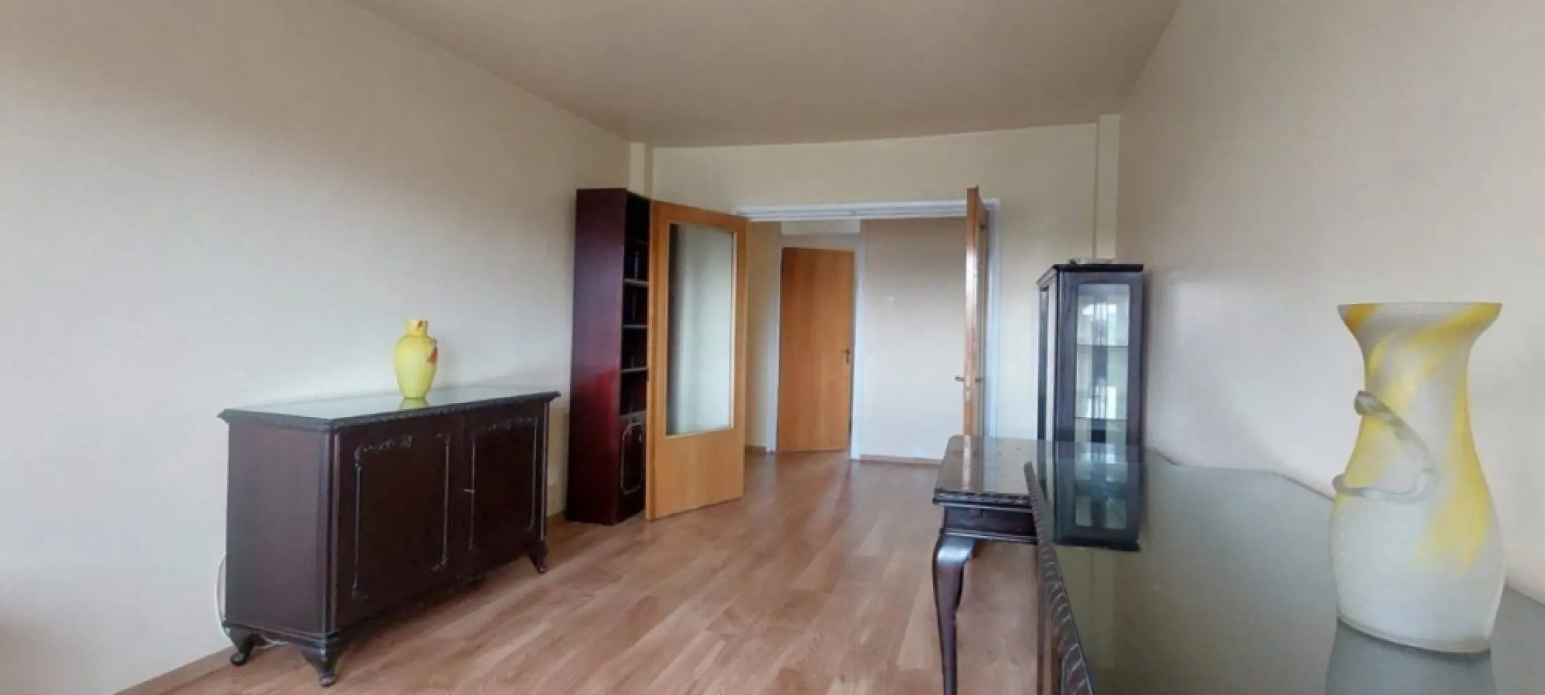 Vand apartament 4 camere situat la 10 min de Piata Unirii - Cautati un apartament spatios, intr-un bloc linistit, la 12 minute de centrul Capitalei? Va prezentam spre vanzare un apartament deosebit, decomandat, cu 4 camere (un living spatios si 3 dormitoare linistite), 2 grupuri sanitare (unul cu cada si celalalt cu cabina de dus), 2 balcoane luminoase si eficient compartimentate, si o camara incapatoare. Logiile au acces din dormitoare: un balcon are vedere catre centrul orasului, iar celalalt catre zona interioara a blocului, cu vedere catre un parculet. Apartamentul este complet renovat, reabilitat termic si are o suprafata utila generoasa de 80 mp. Situat la intersectia Calea Rahovei cu strada Mihail Sebastian, acest apartament este situat la etajul 3 din 10, in cadrul unui imobil construit in anul 1982. Apartamentul dispune de usa metalica, tamplarie PVC cu geamuri termopan, gresie, faianta, parchet laminat, conexiune de internet. Apartamentul este partial mobilat si utilat, oferind cumparatorului posibilitatea de a-l amenaja si decora dupa propriile preferinte. Scara de bloc este curata si linistita, iar vecinii sunt amabili si civilizati. Blocul este complet anvelopat termic. In proximitate se afla gradinite, scoala generala nr. 280, scoala privata Micul Lord, centre educationale pentru copii printre care Art Kids Club, centre comerciale (Centrul Comercial Vulcan, Mega Image, Piata Rahova, Carrefour), farmacii cu program non-stop, banci si mijloace de transport in comun care ofera acces rapid catre toate zonele de interes ale capitalei. Aparamentul se afla la 12 minute cu masina sau tramvaiul de Piata Unirii si statiile de metrou Piata Unirii 1 si 2. Imobilul este ideal pentru o familie sau pentru sediu de firma, avand camere suficiente pentru birouri multiple. Actele de vanzare sunt pregatite, iar mutarea se poate face imediat. Apartamentul poate fi vizionat oricand, stabilind data si ora in prealabil.
