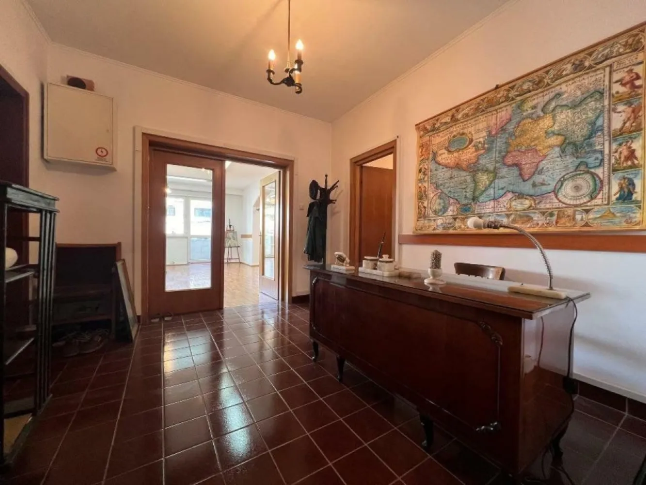 Apartament 4 camere , Aviatorilor, direct proprietar - De vânzare apartament patru camere, confort lux, etaj 1 (din 6), pe o stradă între Arcul de Triumf şi piaţa Charles de Gaulle, în imediata vecinătate cu parcul Herăstrău şi staţia de metrou Aviatorilor. Are 141 m.p. utili, plus trei balcoane mari cu marmură: la stradă (E), spre curtea interioară (V) şi o terasă la bucătărie. Este decomandat, include hol spaţios, living (38 m.p.) şi dining (22m.p.) la est, două dormitoare la balconul de vest, bucătărie cu cămară, baie mare cu cabină cu hidromasaj, baie mai mică cu duş, debara cu rafturi. Încălzire cu centrală de bloc. Rezistent antiseismic, (cu ,,diafragmeâ€ din beton armat). Parchet de stejar, gresie, faianţă. Interfon, camere de supraveghere.