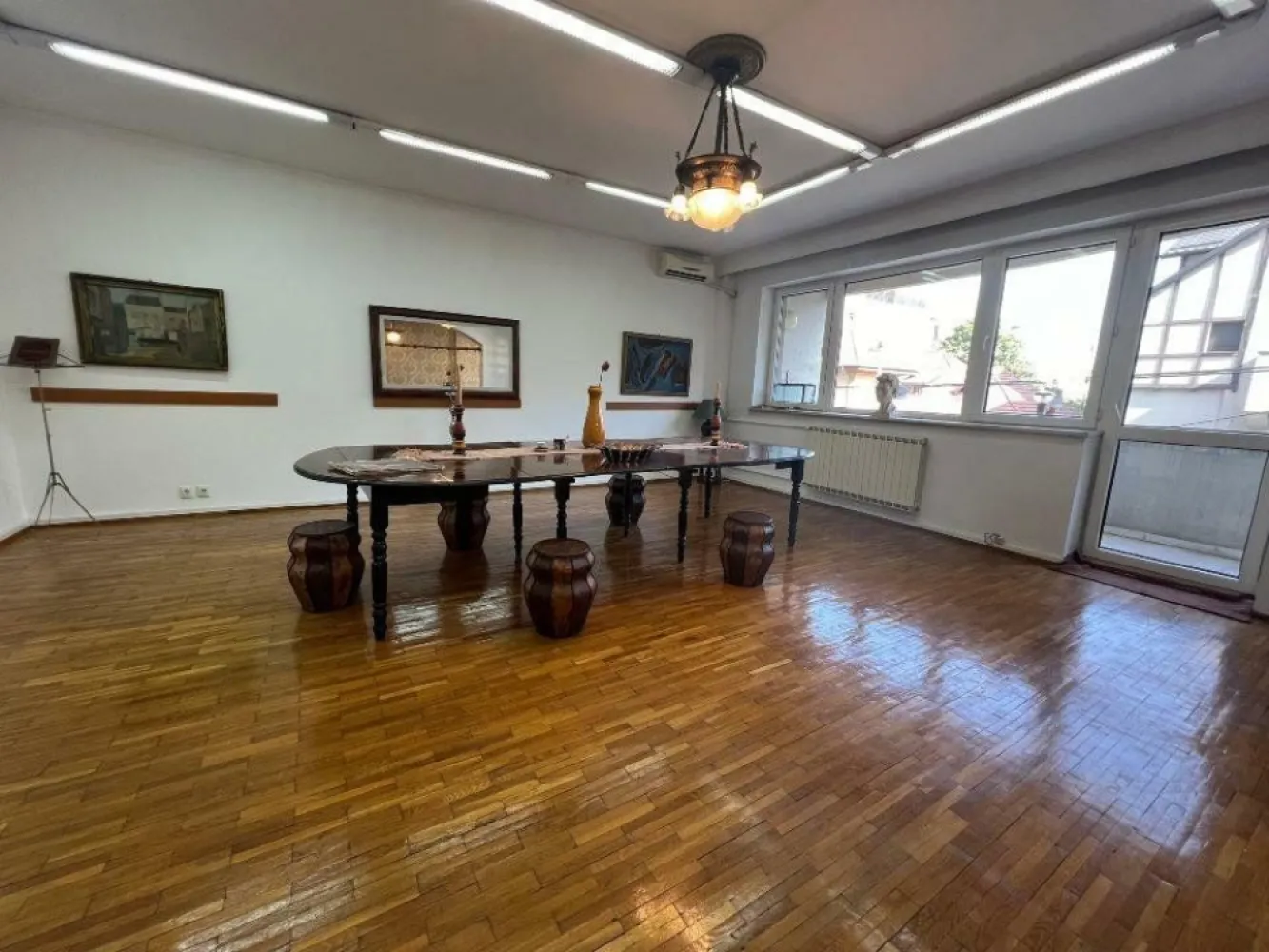 Apartament 4 camere , Aviatorilor, direct proprietar - De vânzare apartament patru camere, confort lux, etaj 1 (din 6), pe o stradă între Arcul de Triumf şi piaţa Charles de Gaulle, în imediata vecinătate cu parcul Herăstrău şi staţia de metrou Aviatorilor. Are 141 m.p. utili, plus trei balcoane mari cu marmură: la stradă (E), spre curtea interioară (V) şi o terasă la bucătărie. Este decomandat, include hol spaţios, living (38 m.p.) şi dining (22m.p.) la est, două dormitoare la balconul de vest, bucătărie cu cămară, baie mare cu cabină cu hidromasaj, baie mai mică cu duş, debara cu rafturi. Încălzire cu centrală de bloc. Rezistent antiseismic, (cu ,,diafragmeâ€ din beton armat). Parchet de stejar, gresie, faianţă. Interfon, camere de supraveghere.