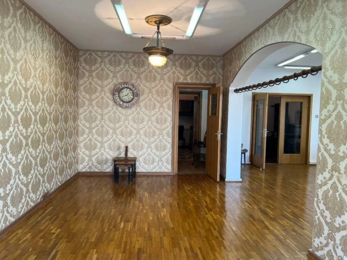 Apartament 4 camere , Aviatorilor, direct proprietar - De vânzare apartament patru camere, confort lux, etaj 1 (din 6), pe o stradă între Arcul de Triumf şi piaţa Charles de Gaulle, în imediata vecinătate cu parcul Herăstrău şi staţia de metrou Aviatorilor. Are 141 m.p. utili, plus trei balcoane mari cu marmură: la stradă (E), spre curtea interioară (V) şi o terasă la bucătărie. Este decomandat, include hol spaţios, living (38 m.p.) şi dining (22m.p.) la est, două dormitoare la balconul de vest, bucătărie cu cămară, baie mare cu cabină cu hidromasaj, baie mai mică cu duş, debara cu rafturi. Încălzire cu centrală de bloc. Rezistent antiseismic, (cu ,,diafragmeâ€ din beton armat). Parchet de stejar, gresie, faianţă. Interfon, camere de supraveghere.