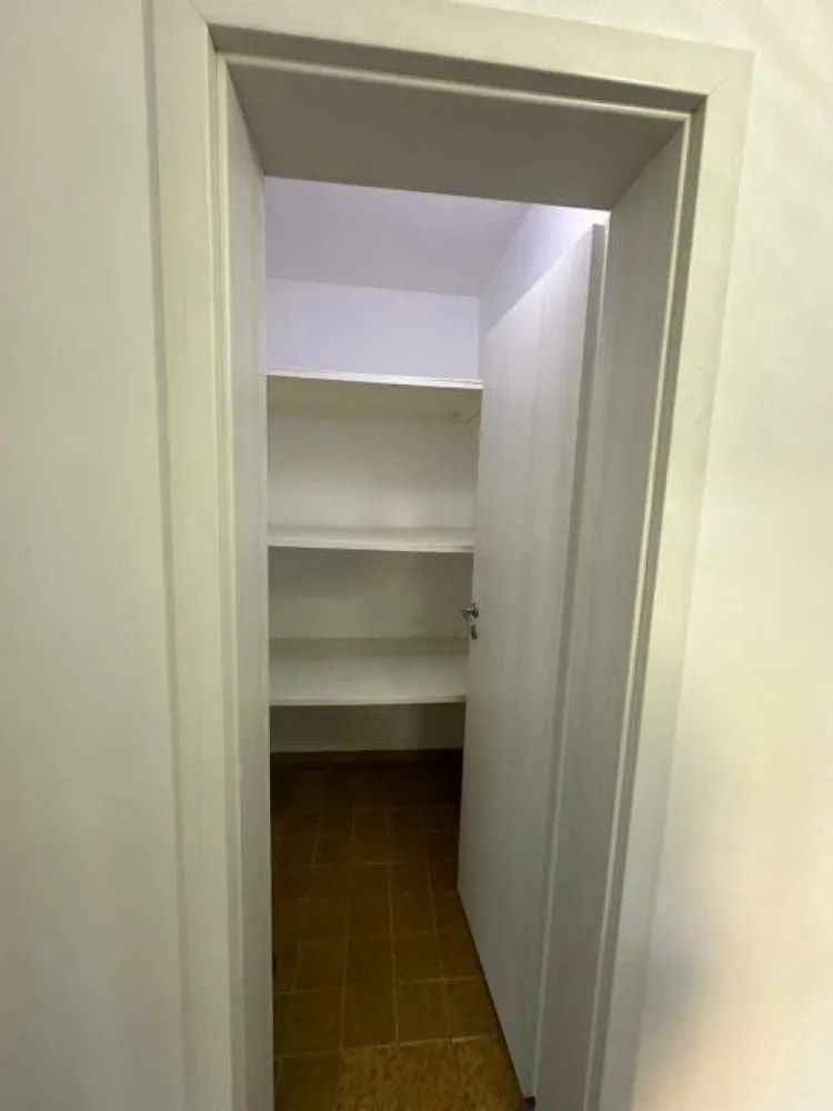 Vand apartament 4 camere Drumul Taberei Valea Argesului 2 - Vand apartament de 4 camere in zona drumul taberei, (str.Valea Argesului nr2) semidecomandat, (transformat in 3 camere). Suprafata totala: 86,54 MP. Apartamentul are 2 balcoane, 2 grupuri sanitare si 2 debarale. Aer conditionat Romstal, instalatii sanitare Romstal, usi noi albe, zugravit nou. Apartamentul este situat la etajul 2/10. Lipit de statia de metrou Constantin Brancusi. Rel la tel!