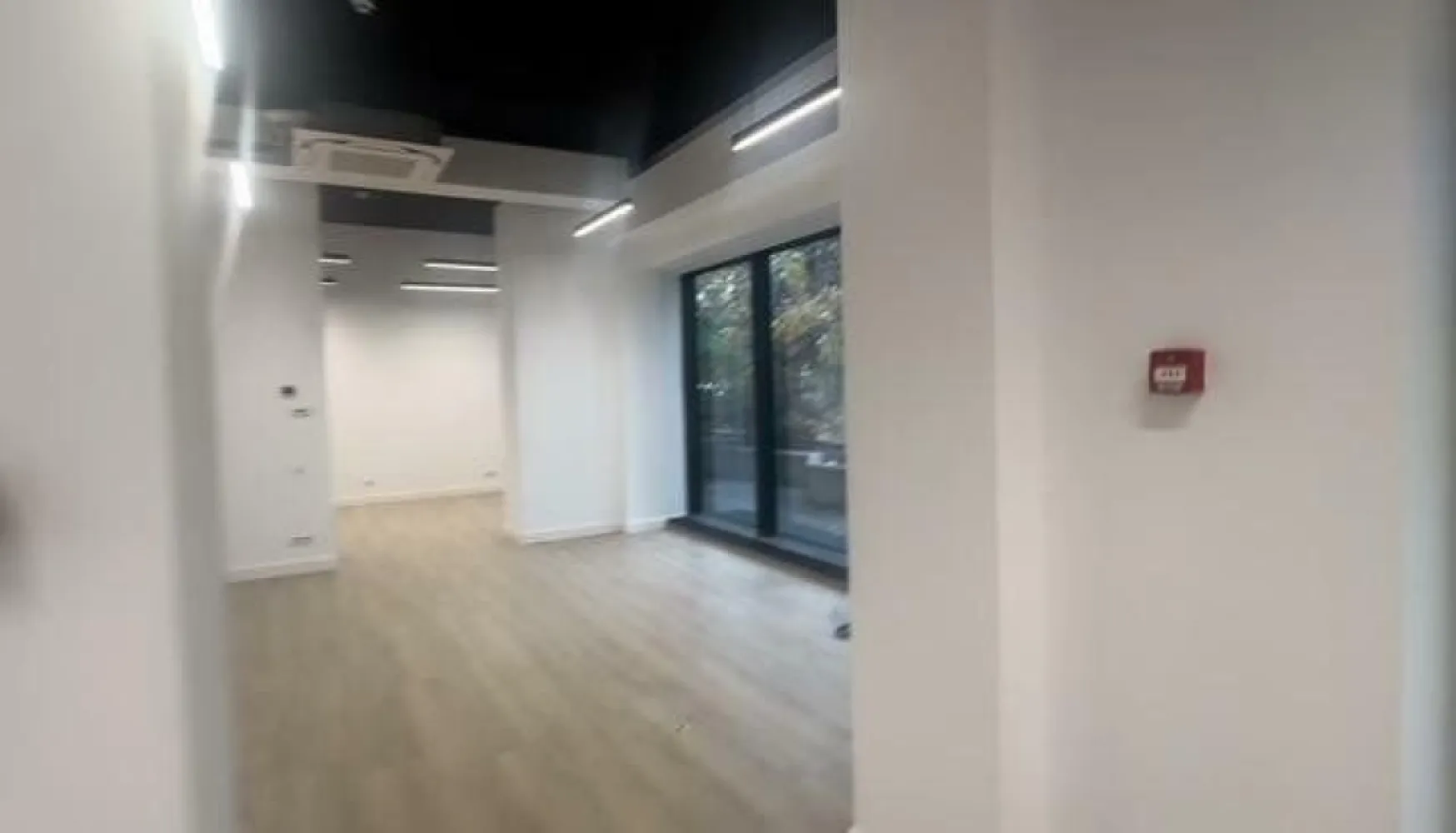 Inchiriez spatiu comercial - Inchriez spatiu comercial amenajatt conditii foarte bune.Pretabil cabinet avocatura,showroom,notariat etc in cladire premium Cortina Academy. Spatiul are tamplarie aluminu,iluminare,aer condtitonat,toalete etc si poate fi predat spre folosinta imediat