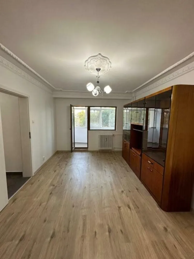 Vand apartament 4 camere Drumul Taberei Valea Argesului 2 - Vand apartament de 4 camere in zona drumul taberei, (str.Valea Argesului nr2) semidecomandat, (transformat in 3 camere). Suprafata totala: 86,54 MP. Apartamentul are 2 balcoane, 2 grupuri sanitare si 2 debarale. Aer conditionat Romstal, instalatii sanitare Romstal, usi noi albe, zugravit nou. Apartamentul este situat la etajul 2/10. Lipit de statia de metrou Constantin Brancusi. Rel la tel!