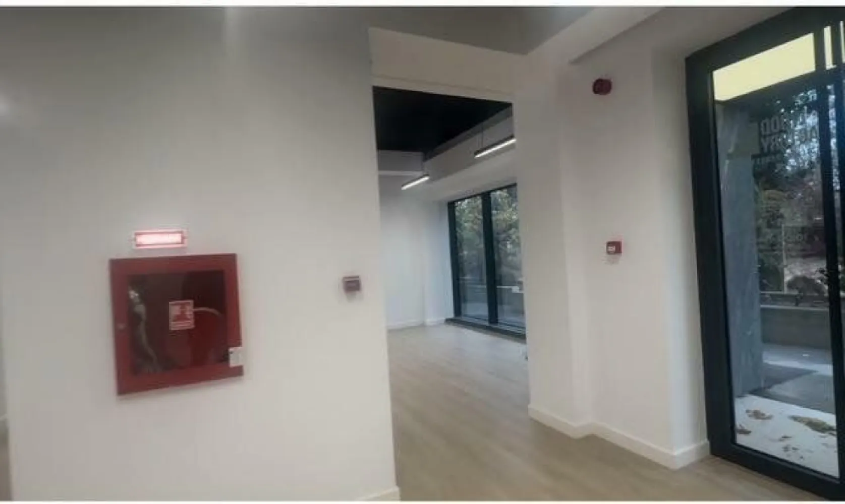 Inchiriez spatiu comercial - Inchriez spatiu comercial amenajatt conditii foarte bune.Pretabil cabinet avocatura,showroom,notariat etc in cladire premium Cortina Academy. Spatiul are tamplarie aluminu,iluminare,aer condtitonat,toalete etc si poate fi predat spre folosinta imediat