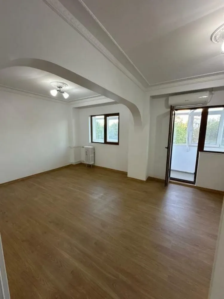 Vand apartament 4 camere Drumul Taberei Valea Argesului 2 - Vand apartament de 4 camere in zona drumul taberei, (str.Valea Argesului nr2) semidecomandat, (transformat in 3 camere). Suprafata totala: 86,54 MP. Apartamentul are 2 balcoane, 2 grupuri sanitare si 2 debarale. Aer conditionat Romstal, instalatii sanitare Romstal, usi noi albe, zugravit nou. Apartamentul este situat la etajul 2/10. Lipit de statia de metrou Constantin Brancusi. Rel la tel!