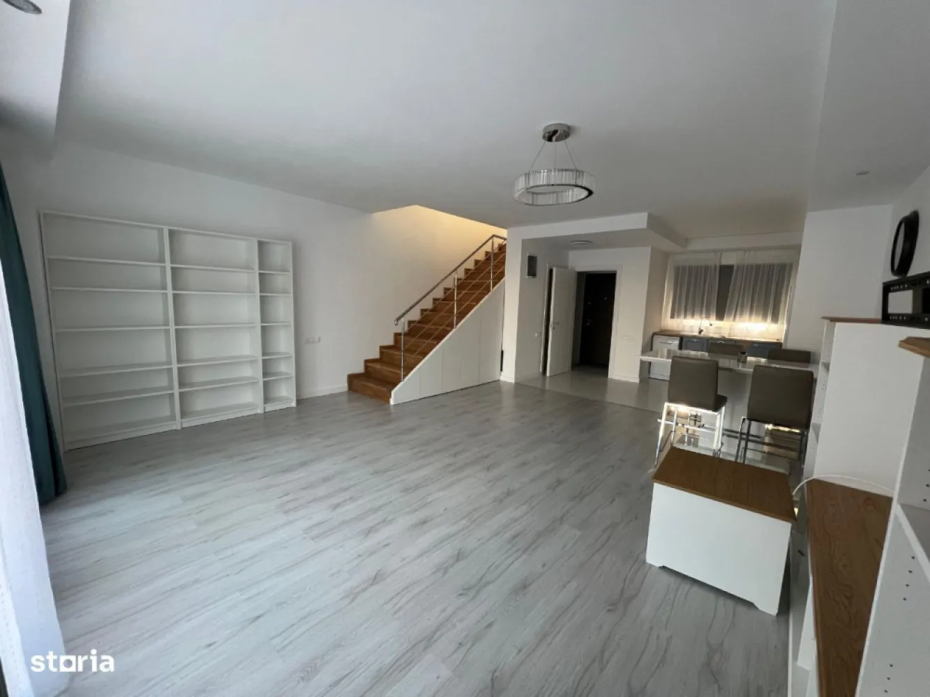 Proprietar inchiriez Cosmopolis Vila N semi-mobilat - Ofer spre închiriere pe termen lung, vila P+1+M, situată in zona noua a complexului Cosmopolis, aproape de intrarea dinspre tunari, este la a doua închiriere, are 2 locuri de parcare pozitionate chiar la intrarea in casa. La parter se afla bucătăria mobilată și cu toate electrocasnicele incluse, livingul generos cu vedere la curtea interioara cu piscina, un hol la intrare și o toaleta de serviciu. La etaj avem un dormitor matrimonial cu hol, dressing, baie cu cada, mașina de spălat, și un alt dormitor cu baia pe hol. Podul este mansardabil sau se poate folosi ca spațiu generos de depozitare. Încălzirea este in pardoseala, avem vecini stânga/dreapta. Suprafata utila este de 95mp, curtea interioara este așa cum se poate observa in poze, cu piscina, iar grădina proprie este de 35mp, îngrădită. Detalii suplimentare la nr de telefon