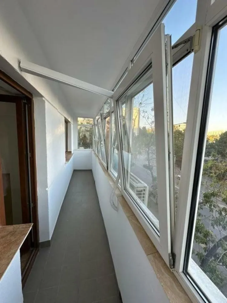 Vand apartament 4 camere Drumul Taberei Valea Argesului 2 - Vand apartament de 4 camere in zona drumul taberei, (str.Valea Argesului nr2) semidecomandat, (transformat in 3 camere). Suprafata totala: 86,54 MP. Apartamentul are 2 balcoane, 2 grupuri sanitare si 2 debarale. Aer conditionat Romstal, instalatii sanitare Romstal, usi noi albe, zugravit nou. Apartamentul este situat la etajul 2/10. Lipit de statia de metrou Constantin Brancusi. Rel la tel!