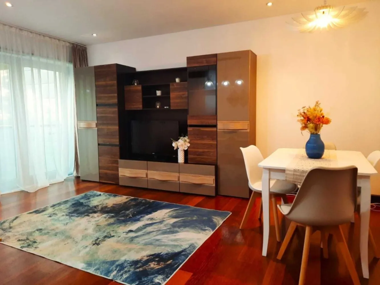 Apartament 2 camere Alia Apartments - Apartamentul de 2 camere are 60 mp utili si se afla la 400 sute de metri de Arcul de Triumf si Parcul Herastrau. Beneficiaza de finisaje de lux, sistem de climatizare HVAC ce permite reglarea temperaturii separat in fiecare camera, precum si un loc de parcare la subteran, inclus in pretul total. Facilitatile complexului includ: - Piscina, sauna, jacuzzi ((toate exclusiv doar pentru cele 124 de apartamente ale condominiumului); - Sala de fitness ; - Receptie si paza 24/24 de ore; - Parc si sparii verzi + lobby de 300 de mp. In apropiere putem gasi numeroase moduri de petrecere a timpului liber: parcuri, muzee, cluburi, restaurante si alte zone de divertisment. Eng: This 60-square-meter two-room apartment is 400 meters from the Arch of Triumph and Herastrau Park. It benefits from luxury finishes, an HVAC system that allows the temperature to be set up separately in each room, and an underground parking space, which is included in the price. The facilities of the complex include: - Swimming pool, sauna, jacuzzi ((all exclusively for the 124 apartments of the condominium); - Gym ; - Reception and security 24/24 hours; - Park and green spaces + lobby of 300 square meters. Nearby you can find many ways to spend your free time: parks, museums, clubs, restaurants and other entertainment areas.