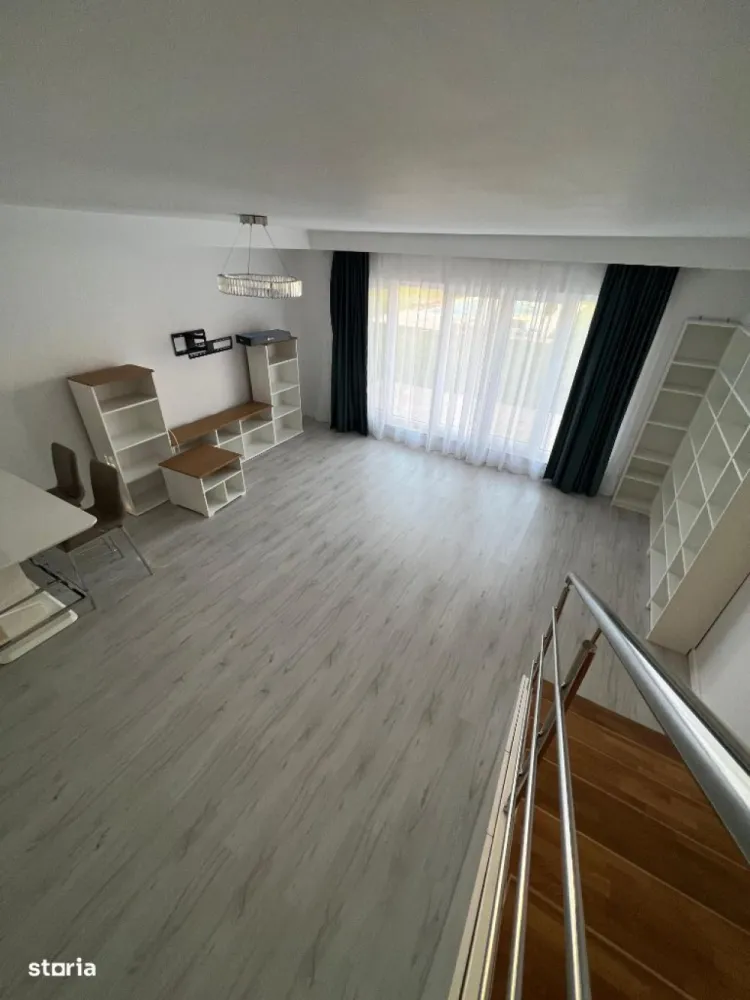Proprietar inchiriez Cosmopolis Vila N semi-mobilat - Ofer spre închiriere pe termen lung, vila P+1+M, situată in zona noua a complexului Cosmopolis, aproape de intrarea dinspre tunari, este la a doua închiriere, are 2 locuri de parcare pozitionate chiar la intrarea in casa. La parter se afla bucătăria mobilată și cu toate electrocasnicele incluse, livingul generos cu vedere la curtea interioara cu piscina, un hol la intrare și o toaleta de serviciu. La etaj avem un dormitor matrimonial cu hol, dressing, baie cu cada, mașina de spălat, și un alt dormitor cu baia pe hol. Podul este mansardabil sau se poate folosi ca spațiu generos de depozitare. Încălzirea este in pardoseala, avem vecini stânga/dreapta. Suprafata utila este de 95mp, curtea interioara este așa cum se poate observa in poze, cu piscina, iar grădina proprie este de 35mp, îngrădită. Detalii suplimentare la nr de telefon