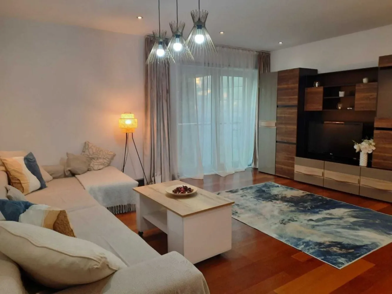Apartament 2 camere Alia Apartments - Apartamentul de 2 camere are 60 mp utili si se afla la 400 sute de metri de Arcul de Triumf si Parcul Herastrau. Beneficiaza de finisaje de lux, sistem de climatizare HVAC ce permite reglarea temperaturii separat in fiecare camera, precum si un loc de parcare la subteran, inclus in pretul total. Facilitatile complexului includ: - Piscina, sauna, jacuzzi ((toate exclusiv doar pentru cele 124 de apartamente ale condominiumului); - Sala de fitness ; - Receptie si paza 24/24 de ore; - Parc si sparii verzi + lobby de 300 de mp. In apropiere putem gasi numeroase moduri de petrecere a timpului liber: parcuri, muzee, cluburi, restaurante si alte zone de divertisment. Eng: This 60-square-meter two-room apartment is 400 meters from the Arch of Triumph and Herastrau Park. It benefits from luxury finishes, an HVAC system that allows the temperature to be set up separately in each room, and an underground parking space, which is included in the price. The facilities of the complex include: - Swimming pool, sauna, jacuzzi ((all exclusively for the 124 apartments of the condominium); - Gym ; - Reception and security 24/24 hours; - Park and green spaces + lobby of 300 square meters. Nearby you can find many ways to spend your free time: parks, museums, clubs, restaurants and other entertainment areas.