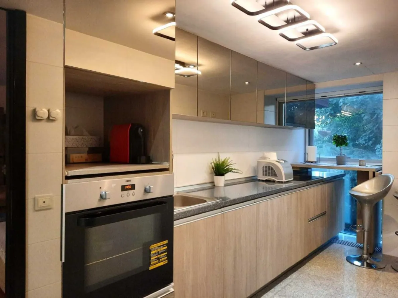 Apartament 2 camere Alia Apartments - Apartamentul de 2 camere are 60 mp utili si se afla la 400 sute de metri de Arcul de Triumf si Parcul Herastrau. Beneficiaza de finisaje de lux, sistem de climatizare HVAC ce permite reglarea temperaturii separat in fiecare camera, precum si un loc de parcare la subteran, inclus in pretul total. Facilitatile complexului includ: - Piscina, sauna, jacuzzi ((toate exclusiv doar pentru cele 124 de apartamente ale condominiumului); - Sala de fitness ; - Receptie si paza 24/24 de ore; - Parc si sparii verzi + lobby de 300 de mp. In apropiere putem gasi numeroase moduri de petrecere a timpului liber: parcuri, muzee, cluburi, restaurante si alte zone de divertisment. Eng: This 60-square-meter two-room apartment is 400 meters from the Arch of Triumph and Herastrau Park. It benefits from luxury finishes, an HVAC system that allows the temperature to be set up separately in each room, and an underground parking space, which is included in the price. The facilities of the complex include: - Swimming pool, sauna, jacuzzi ((all exclusively for the 124 apartments of the condominium); - Gym ; - Reception and security 24/24 hours; - Park and green spaces + lobby of 300 square meters. Nearby you can find many ways to spend your free time: parks, museums, clubs, restaurants and other entertainment areas.