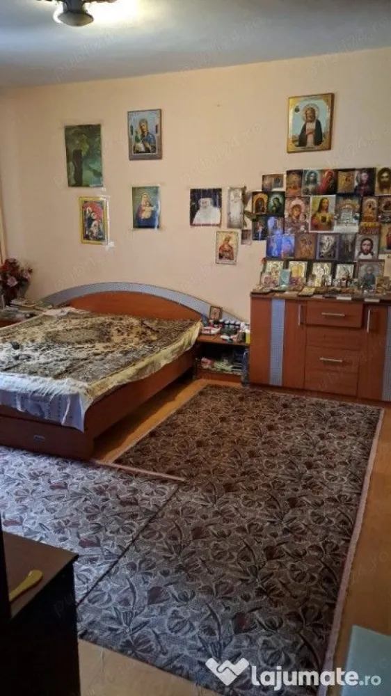 Aapartament 4 camere de vanzare in Bucuresti - Vand apartament cu 4 camere, decomandat, 2 bai, 2 balcoane, etaj 2 din 8, are parchet, faianta, gresie si ferestre termopan, dubla vedere. Blocul este recent izolat, reabilitat interior-exterior, constructie finalizata in anii 90. Imobilul se afla in zona Doamna Ghica, Str. Pancota nr.9, zona verde si linistita. mijloace de transport, magazine, spatii de joaca pentru copii, parc, piata, 12 minute pana la Obor piata Mall, Suprafata utila 97 m patrati. Pret 138 500 euro. Proprietar direct. Tel.