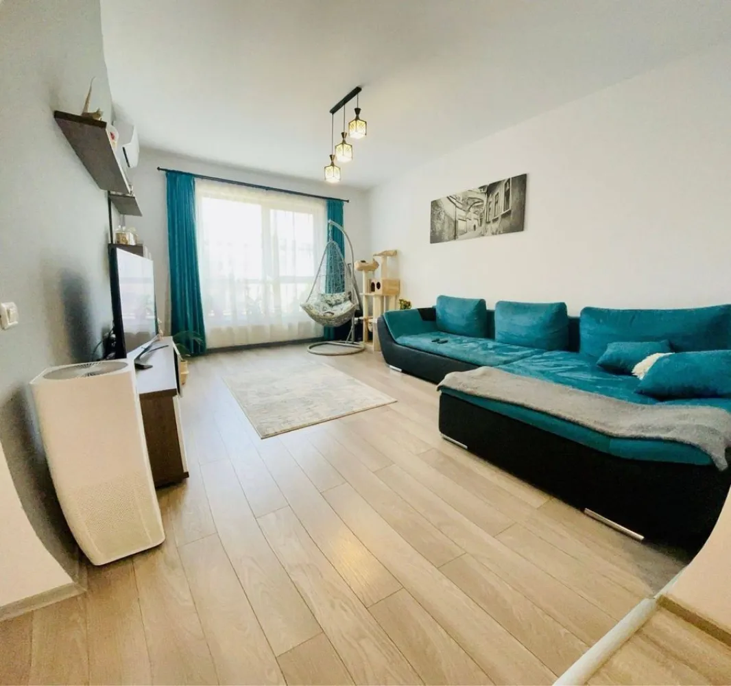 Inchiriere apartament 3 camere fundeni - se ofera spre inchiriat apartament cu 3 camere decomandat etaj 2/3, amplasat pe strada Doinei. Suprafata apartament 72mp + balcon. Apartamentul se ofera spre inchiriere complet mobilat si utilat: - aragaz,cuptor,frigider, 2tv, 2aparate ac, centrala proprie. In pret este inclus si un loc de parcare in curtea interioara. blocul nu are lift.