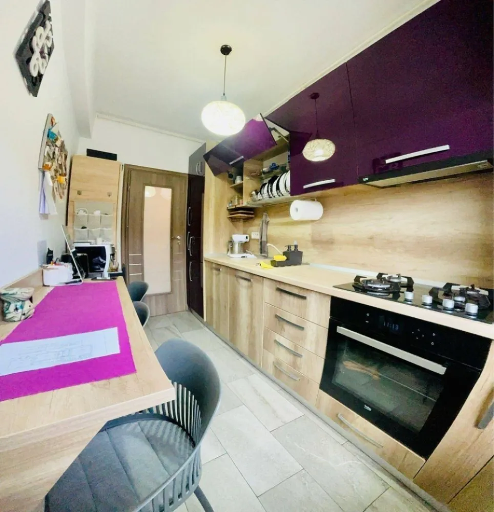 Inchiriere apartament 3 camere fundeni - se ofera spre inchiriat apartament cu 3 camere decomandat etaj 2/3, amplasat pe strada Doinei. Suprafata apartament 72mp + balcon. Apartamentul se ofera spre inchiriere complet mobilat si utilat: - aragaz,cuptor,frigider, 2tv, 2aparate ac, centrala proprie. In pret este inclus si un loc de parcare in curtea interioara. blocul nu are lift.