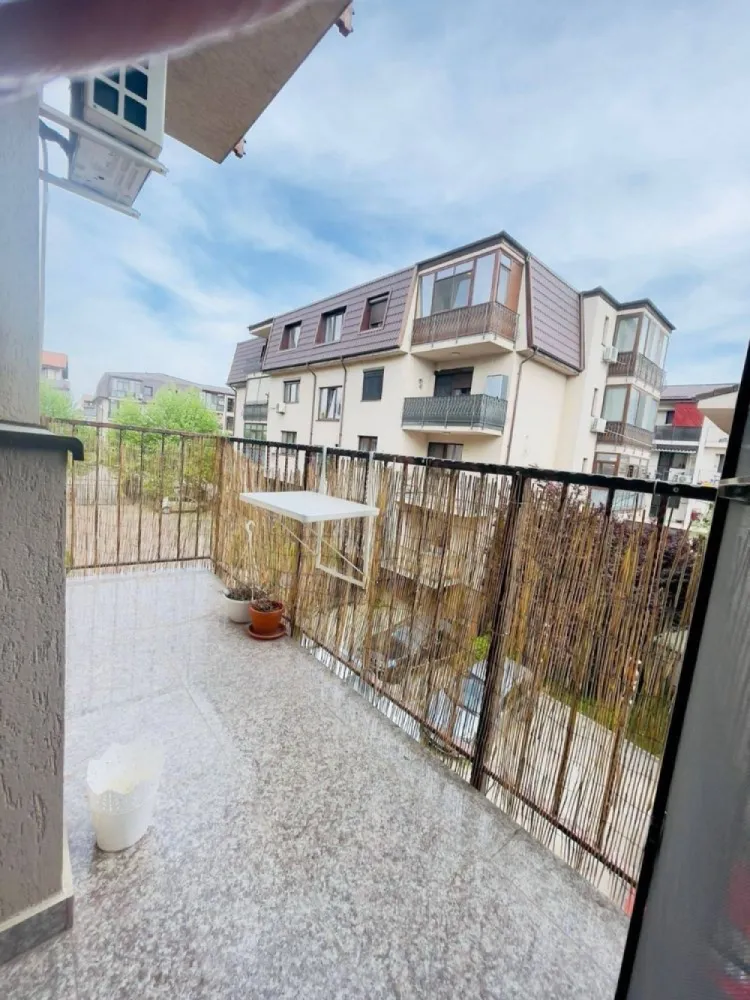 Inchiriere apartament 3 camere fundeni - se ofera spre inchiriat apartament cu 3 camere decomandat etaj 2/3, amplasat pe strada Doinei. Suprafata apartament 72mp + balcon. Apartamentul se ofera spre inchiriere complet mobilat si utilat: - aragaz,cuptor,frigider, 2tv, 2aparate ac, centrala proprie. In pret este inclus si un loc de parcare in curtea interioara. blocul nu are lift.