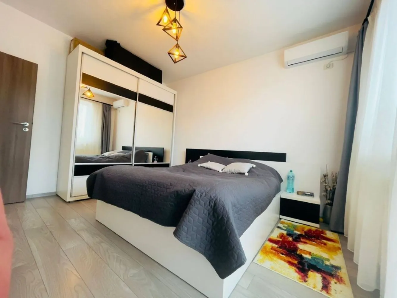 Inchiriere apartament 3 camere fundeni - se ofera spre inchiriat apartament cu 3 camere decomandat etaj 2/3, amplasat pe strada Doinei. Suprafata apartament 72mp + balcon. Apartamentul se ofera spre inchiriere complet mobilat si utilat: - aragaz,cuptor,frigider, 2tv, 2aparate ac, centrala proprie. In pret este inclus si un loc de parcare in curtea interioara. blocul nu are lift.