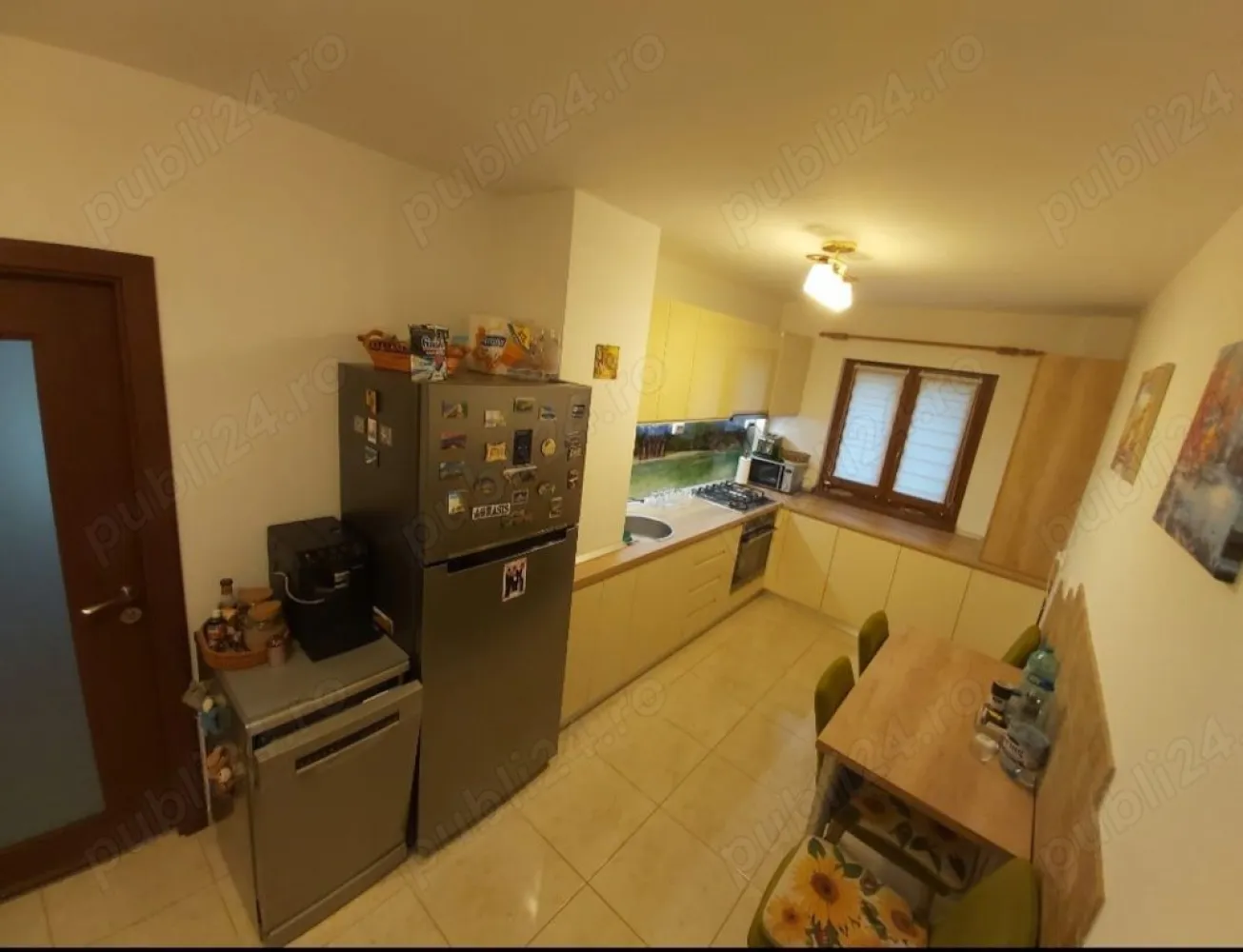 Apartament 4 camera Sos. Pantelimon - Proprietar, va propun spre achizitie un apartament cu 4 camere situat langa spitalul Sf. Pantelimon. Blocul este semi-stradal, reabilitat termic si detine loc de parcare ADP. Apartamentul este renovat recent si este situat la etajul 2 dintr-un bloc cu 4 etaje. Are o suprafata 90 mp si este format din 4 camere, 2 grupuri sanitare, 1 balcon, 2 holuri si 1bucatarie. Apartamentul este dotat cu centrala termica pe gaz, tamplarie pvc Gealan 6 camere cu geam tripan, 2 aparate de aer conditionat (12000 btu), toaletele dotate cu bideu, instalatiile electrice si sanitare sunt schimbate (cupru). Apartamentul este foarte bine izolat termic si fonic si se vinde partial mobilat - utilat Accesul facil catre centrul capitalei (15 min), statie de metrou Costin Georgian, Mega Mall, parcul Morarilor, parcul Florilor, scoli si gradinita