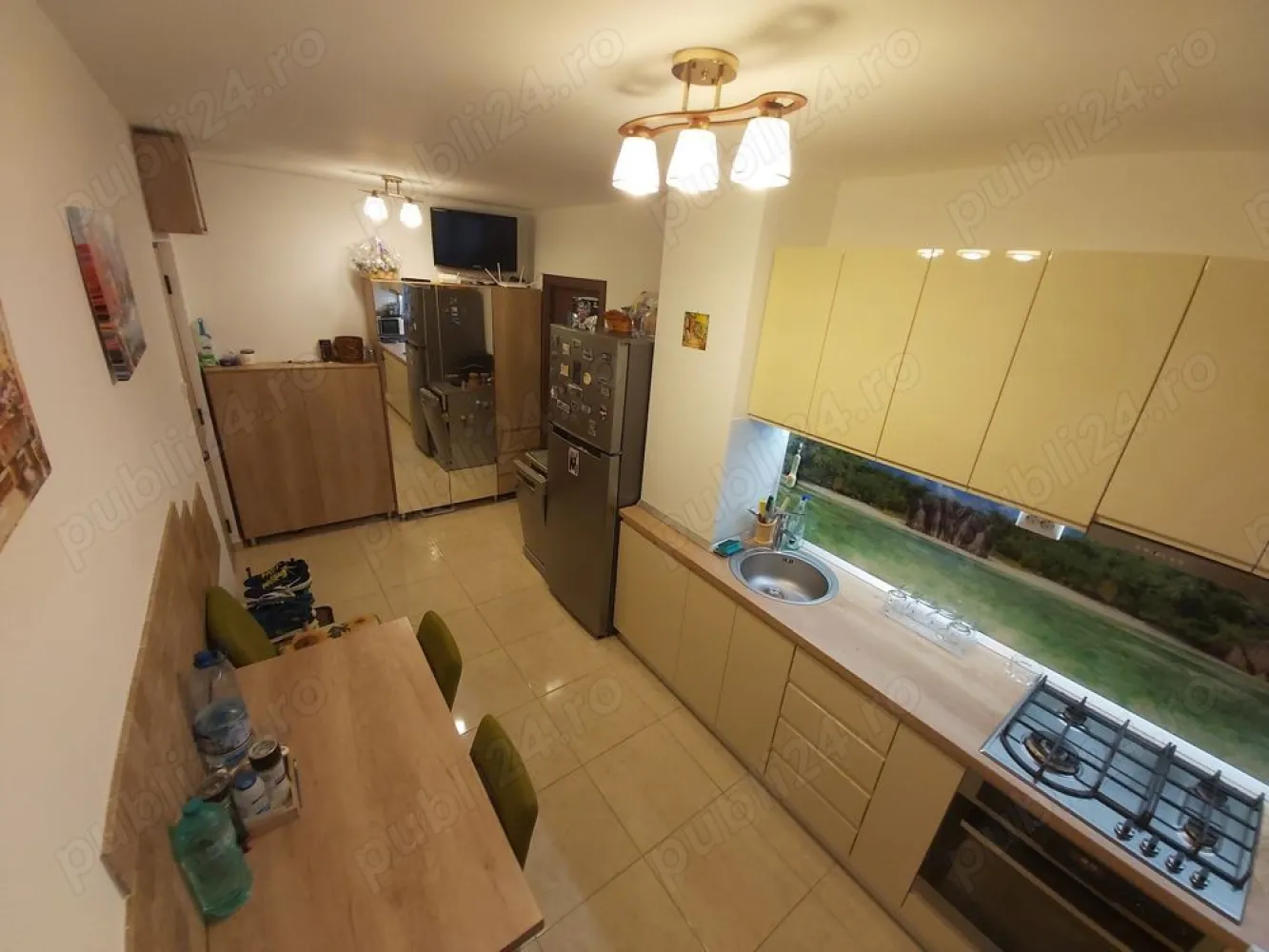 Apartament 4 camere sos Pantelimon - Proprietar, va propun spre achizitie un apartament cu 4 camere situat langa spitalul Sf. Pantelimon. Blocul este semi-stradal, reabilitat termic si detine loc de parcare ADP. Apartamentul este renovat recent si este situat la etajul 2 dintr-un bloc cu 4 etaje. Are o suprafata 90 mp si este format din 4 camere, 2 grupuri sanitare, 1 balcon, 2 holuri si 1bucatarie. Apartamentul este dotat cu centrala termica pe gaz, tamplarie pvc Gealan 6 camere cu geam tripan, 2 aparate de aer conditionat (12000 btu), toaletele dotate cu bideu, instalatiile electrice si sanitare sunt schimbate (cupru). Apartamentul este foarte bine izolat termic si fonic si se vinde partial mobilat - utilat Accesul facil catre centrul capitalei (15 min), statie de metrou Costin Georgian, Mega Mall, parcul Morarilor, parcul Florilor, scoli si gradinita