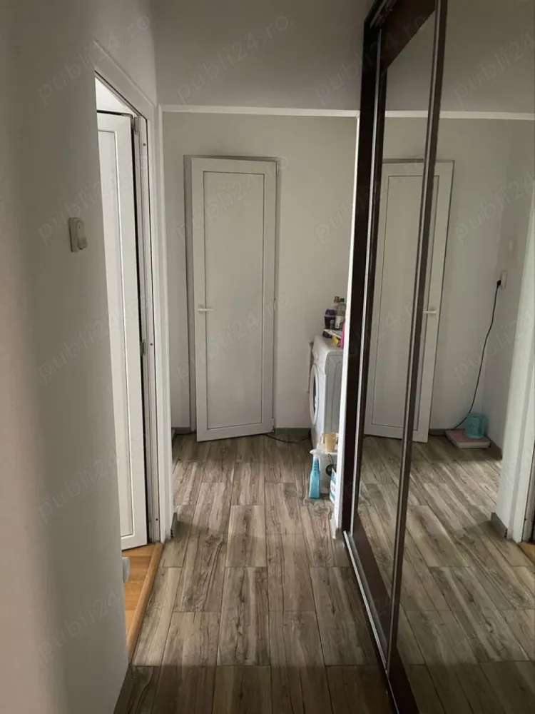 Apartament 4 camere, Alexandru Obregia, sector 4 - apartament cu 4 camere, decomandat in Sectorul 4,B-dul Alexandru Obregia - Statia STB Dragos Mladinovici. Apartamentul se afla intr-un bloc cu 4 etaje,la etajul 4,bloc din 1976,suprafata utila 76mp,vedere fata. Balcon cu iesire din dormitorul mare Bloc a fost reabilitat in februarie 24 Zona linistita cu foarte multa verdeata, parculete de copii in fata blocului si in apropiere, magazine, scoala, grădinița. Loc de parcate -ADP sector 4