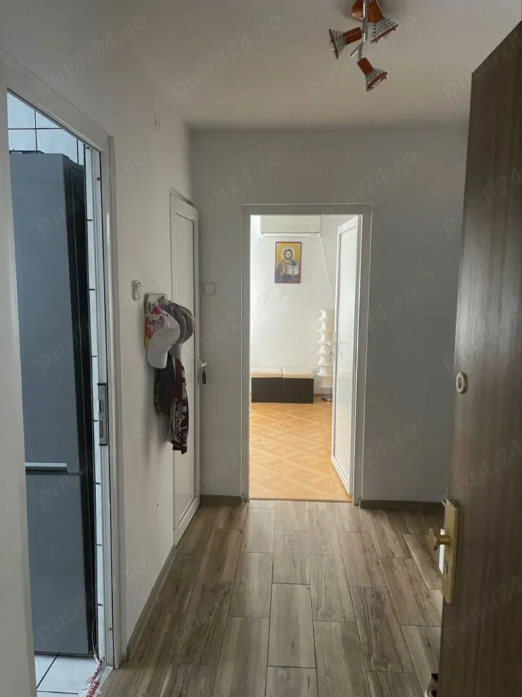 Apartament 4 camere, Alexandru Obregia, sector 4 - apartament cu 4 camere, decomandat in Sectorul 4,B-dul Alexandru Obregia - Statia STB Dragos Mladinovici. Apartamentul se afla intr-un bloc cu 4 etaje,la etajul 4,bloc din 1976,suprafata utila 76mp,vedere fata. Balcon cu iesire din dormitorul mare Bloc a fost reabilitat in februarie 24 Zona linistita cu foarte multa verdeata, parculete de copii in fata blocului si in apropiere, magazine, scoala, grădinița. Loc de parcate -ADP sector 4