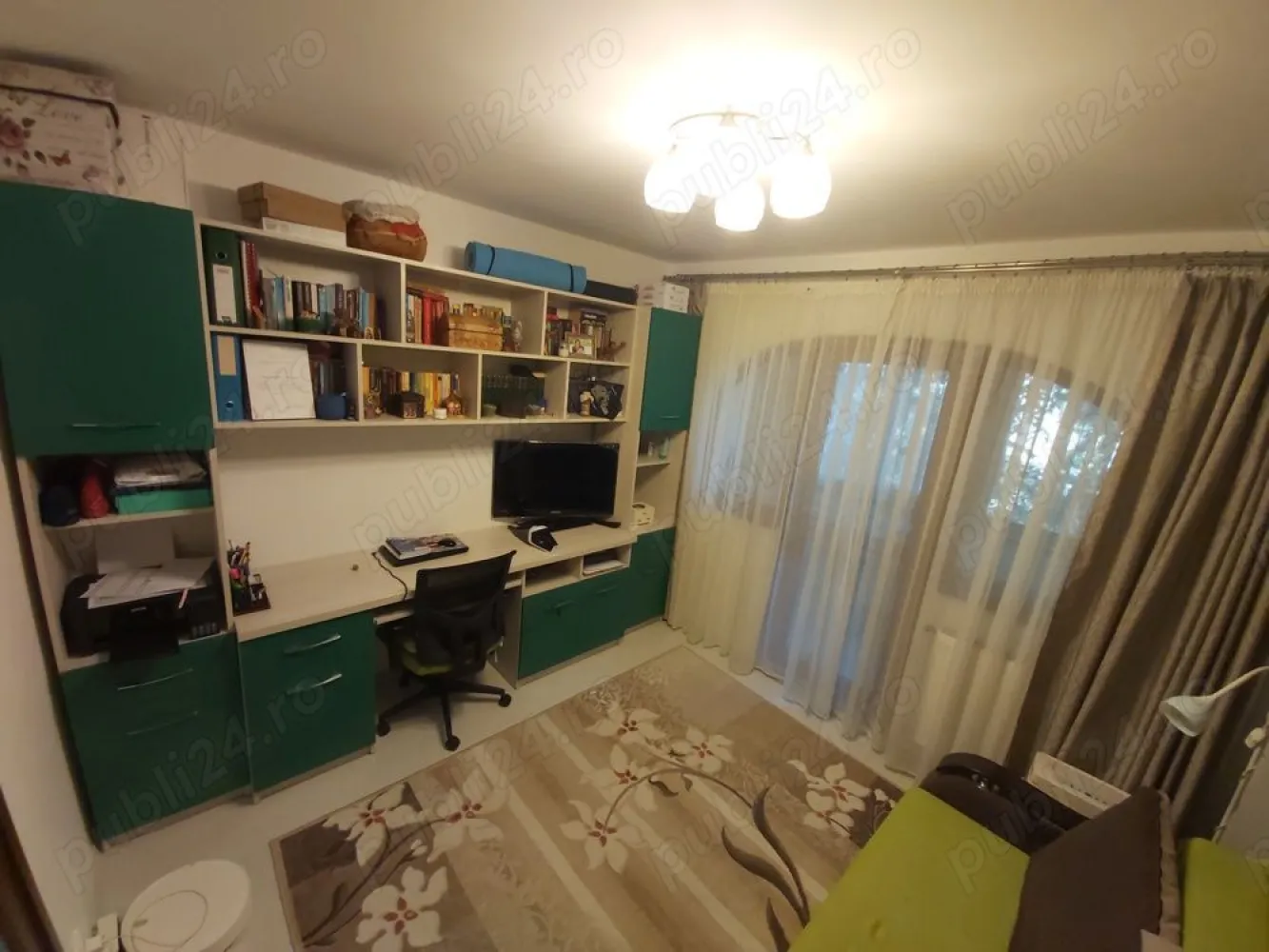 Apartament 4 camere sos Pantelimon - Proprietar, va propun spre achizitie un apartament cu 4 camere situat langa spitalul Sf. Pantelimon. Blocul este semi-stradal, reabilitat termic si detine loc de parcare ADP. Apartamentul este renovat recent si este situat la etajul 2 dintr-un bloc cu 4 etaje. Are o suprafata 90 mp si este format din 4 camere, 2 grupuri sanitare, 1 balcon, 2 holuri si 1bucatarie. Apartamentul este dotat cu centrala termica pe gaz, tamplarie pvc Gealan 6 camere cu geam tripan, 2 aparate de aer conditionat (12000 btu), toaletele dotate cu bideu, instalatiile electrice si sanitare sunt schimbate (cupru). Apartamentul este foarte bine izolat termic si fonic si se vinde partial mobilat - utilat Accesul facil catre centrul capitalei (15 min), statie de metrou Costin Georgian, Mega Mall, parcul Morarilor, parcul Florilor, scoli si gradinita