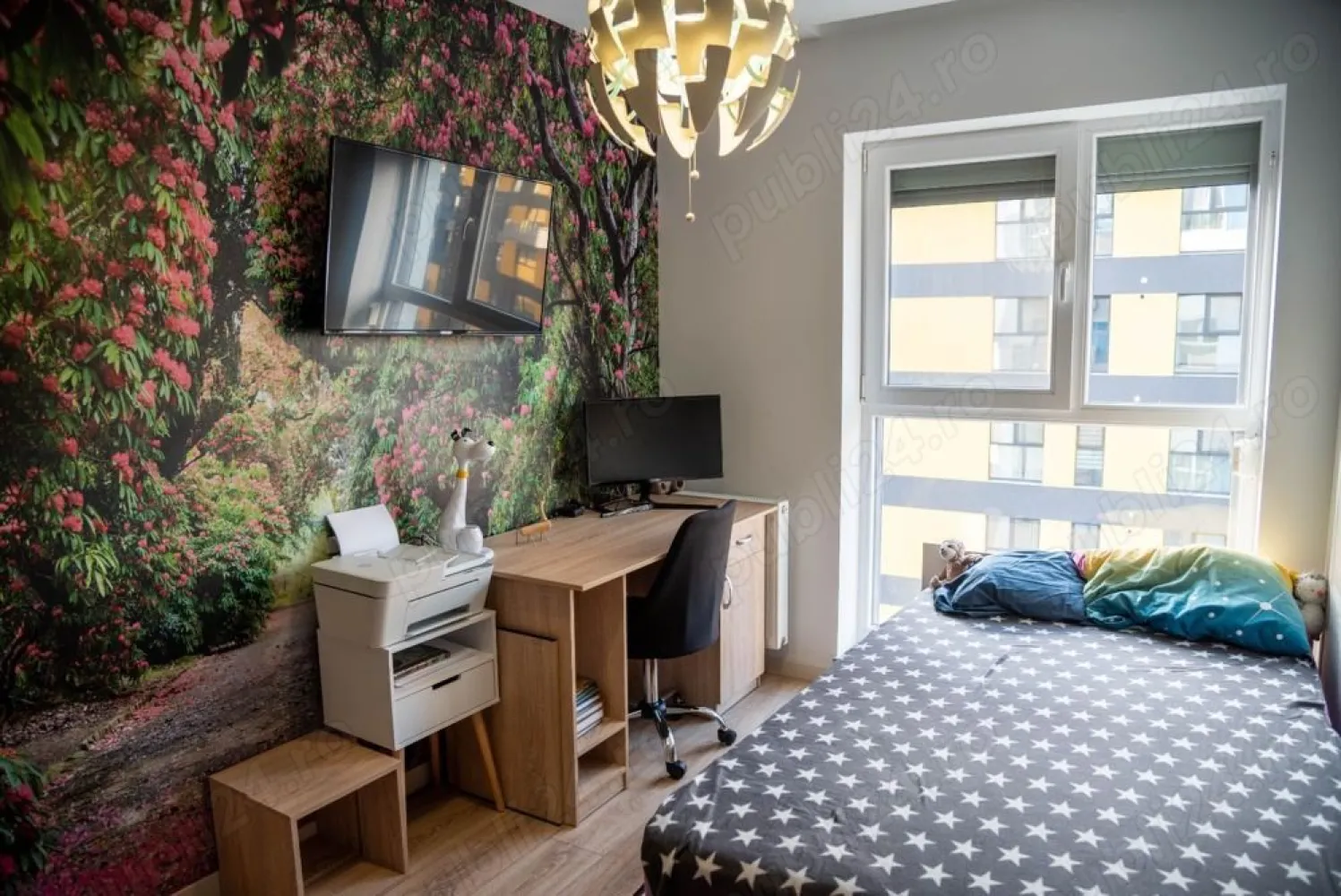 Apartament 4 camere Hercesa - Fara Agentii Imobiliare: Vanzare apartament cu 4 camere, decomandat, confort lux, situat in zona Basarabia,complex Hercesa Vivenda, intr-un imobil construit in anul 2020 , disponibil la etajul 9 din 11, cu o suprafata de 83 mp, 2 bai, o terasa, o bucatarie open space. Imobilul este situat in apropiere de metrou Costin Georgian(10min),statie STB,scoli,gradinita,supermarketurile Profi, Lidl,Mega Image,parcul IOR si la 10 minute de MegaMall. Apartamentul detine doua locuri de parcare si boxa, un loc de parcare este in subteran si unul in suprateran. Se vinde utilat si mobilat la cheie, aparatura Samsung, filtre aer indoor,filtru apa plus diferite alte echipamente.Blocul are curte interioara ca si loc de joaca penteu copii! Specificații: Suprafata 76 m2 + 5 m2 terasa=81 utili Camere: 4 An constructie 2020 Etaj 9 11 Compartimentare Decomandat 4 Camere Cartier Pantelimon Propietar, se poate viziona zilnic dupa ora 18:30 Ansamblul rezidențial de blocuri noi Vivenda Residencias din București este un proiect imobiliar inovator situat în sectorul 2, la câteva minute de mers cu mașina de centrul capitalei, ce se bucură de toate avantajele unei vieți urbane. Amplasat în zona IOR Titan, ansamblul rezidențial Vivenda este extrem de bine localizat din punctul de vedere al mijloacelor de transport în comun. Astfel, în imediata apropiere a complexului se găsește stația de metrou Costin Georgian, precum și mai multe stații de tramvai sau autobuz. De asemenea proiectul de apartamente noi Vivenda Residencias este amplasat aproape de piețe, școli și grădinițe, spitale, mari centre comerciale cum ar fi Complexul Cora Pantelimon (în care se găsesc magazine precum BricoDepot și Mobexpert), Mega Mall și Park Lake, și zone de agrement cum sunt Arena Națională și parcurile Morarilor și IOR Titan. Toate aceste facilități garantează o excelentă calitate a vieții tuturor celor care aleg să locuiască în ansamblul rezidențial din sectorul 2, Vivenda by Hercesa.