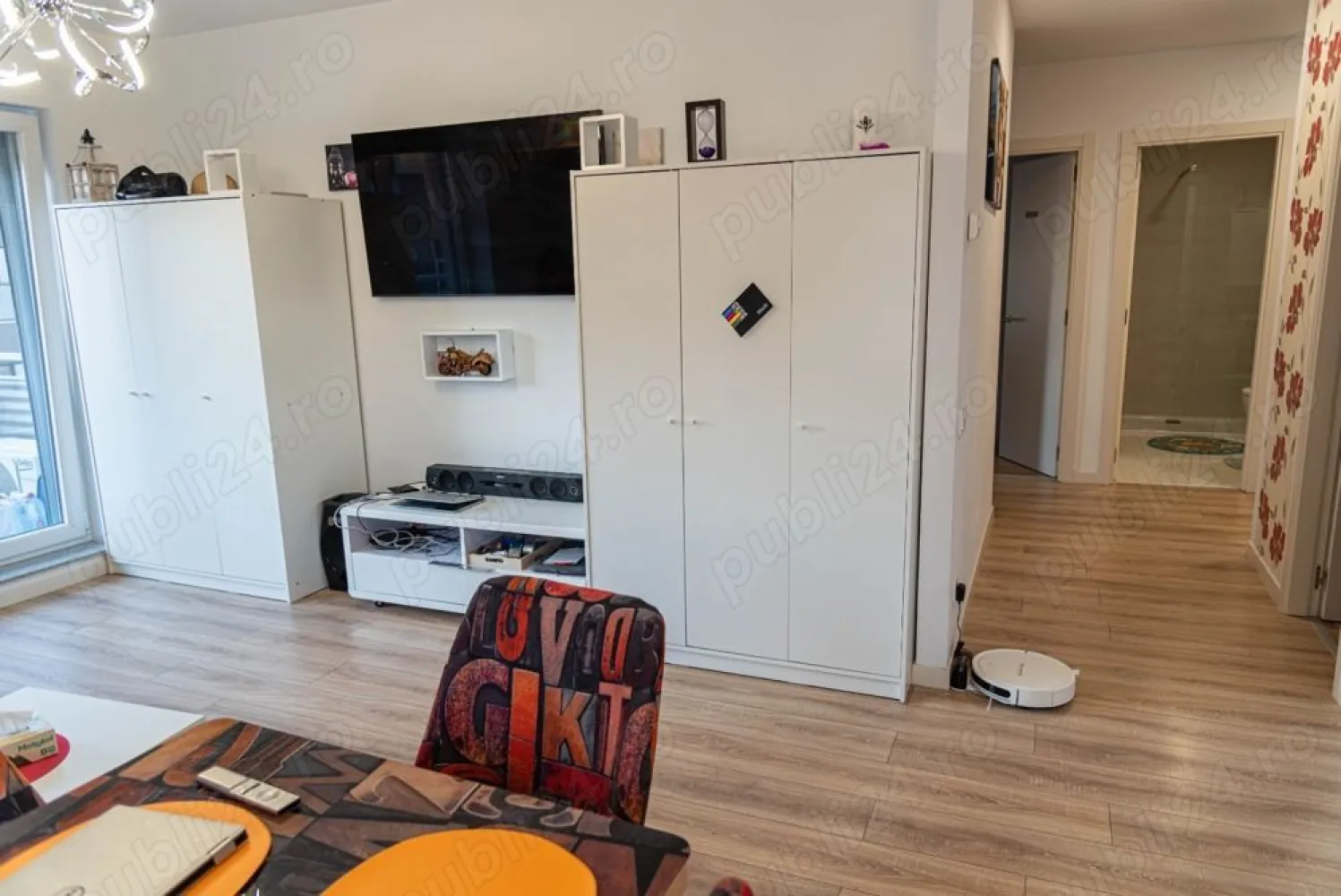 Apartament 4 camere Hercesa - Fara Agentii Imobiliare: Vanzare apartament cu 4 camere, decomandat, confort lux, situat in zona Basarabia,complex Hercesa Vivenda, intr-un imobil construit in anul 2020 , disponibil la etajul 9 din 11, cu o suprafata de 83 mp, 2 bai, o terasa, o bucatarie open space. Imobilul este situat in apropiere de metrou Costin Georgian(10min),statie STB,scoli,gradinita,supermarketurile Profi, Lidl,Mega Image,parcul IOR si la 10 minute de MegaMall. Apartamentul detine doua locuri de parcare si boxa, un loc de parcare este in subteran si unul in suprateran. Se vinde utilat si mobilat la cheie, aparatura Samsung, filtre aer indoor,filtru apa plus diferite alte echipamente.Blocul are curte interioara ca si loc de joaca penteu copii! Specificații: Suprafata 76 m2 + 5 m2 terasa=81 utili Camere: 4 An constructie 2020 Etaj 9 11 Compartimentare Decomandat 4 Camere Cartier Pantelimon Propietar, se poate viziona zilnic dupa ora 18:30 Ansamblul rezidențial de blocuri noi Vivenda Residencias din București este un proiect imobiliar inovator situat în sectorul 2, la câteva minute de mers cu mașina de centrul capitalei, ce se bucură de toate avantajele unei vieți urbane. Amplasat în zona IOR Titan, ansamblul rezidențial Vivenda este extrem de bine localizat din punctul de vedere al mijloacelor de transport în comun. Astfel, în imediata apropiere a complexului se găsește stația de metrou Costin Georgian, precum și mai multe stații de tramvai sau autobuz. De asemenea proiectul de apartamente noi Vivenda Residencias este amplasat aproape de piețe, școli și grădinițe, spitale, mari centre comerciale cum ar fi Complexul Cora Pantelimon (în care se găsesc magazine precum BricoDepot și Mobexpert), Mega Mall și Park Lake, și zone de agrement cum sunt Arena Națională și parcurile Morarilor și IOR Titan. Toate aceste facilități garantează o excelentă calitate a vieții tuturor celor care aleg să locuiască în ansamblul rezidențial din sectorul 2, Vivenda by Hercesa.