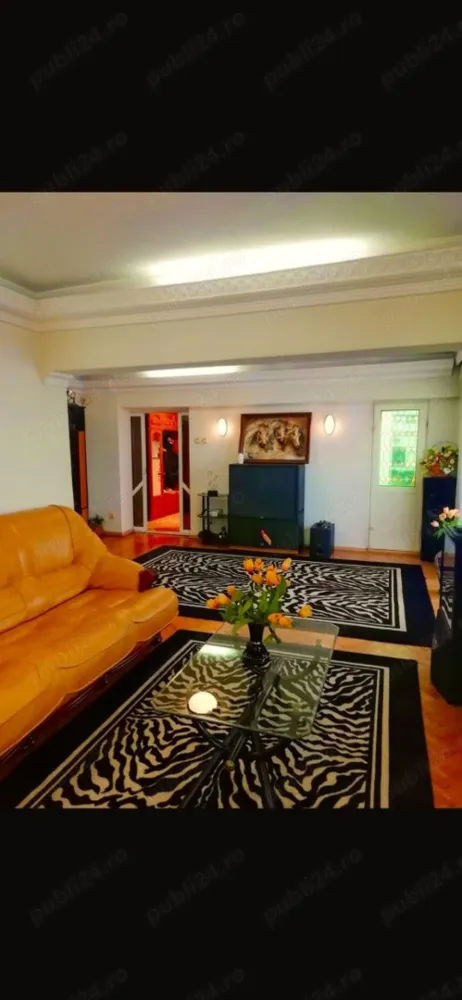 PROPRIETAR,Apartament cu 5 camere decomandat, duplex, et.4 si 5 .Bld. luliu maniu - PROPRIETAR Ofer spre vanzare un apartament de 5 camere, confort 1, decomandat, tip duplex, cu o suprafata utila de 116 mp si totala de 131 mp, situat la etajele 4+5, intr-un bloc construit in anul 1992 si reabilitat in 2024 din zona Militari Pacii, la aproximativ 3 minute de statia de metrou. Apartamentul dispune de gresie, faianta, parchet, usi interior din lemn si pvc, 4 balcoane, boxa de 6 mp situata pe palier, spatiu de depozitare sub casa scarii, doua bai, doua debarale, geamuri termopan la exterior, tamplarie din lemn la interior, fiind compartimentat astfel : Nivelul 4 : * hol acces * bucatarie * hol * sufragerie unita cu dormitorul * baie cu cabina de dus si geam * logie si balcon Nivelul 5 : * casa scarii * hol de acces catre primul dormitor. * trei dormitoare decomandate * hol generos * baie cu cada si geam * doua balcoane * boxa Apartamentul se afla situat stradal, cu vedere pe Iuliu Maniu, a fost renovat complet, avand instalatia electrica si cea sanitara schimbate, calorifere noi, parchet din lemn masiv lacuit, patru aparate de aer conditionat, usa de acces Motura cu sistem antiefractie, sistem de alarma. Blocul este reabilitat, scara este curata, avand ferestre la fiecare palier, fara lift. Acces la mijloace de transport in comun, magazine, banci, Scoala, Autogara Militari. La 10 minute de Mall Plaza. Imobilul se vinde partial mobilat si utilat!