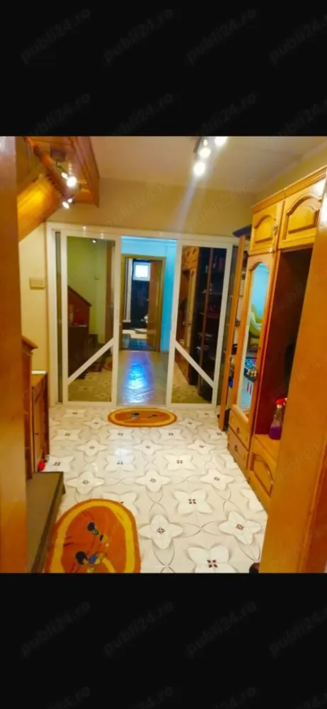 PROPRIETAR,Apartament cu 5 camere decomandat, duplex, et.4 si 5 .Bld. luliu maniu - PROPRIETAR Ofer spre vanzare un apartament de 5 camere, confort 1, decomandat, tip duplex, cu o suprafata utila de 116 mp si totala de 131 mp, situat la etajele 4+5, intr-un bloc construit in anul 1992 si reabilitat in 2024 din zona Militari Pacii, la aproximativ 3 minute de statia de metrou. Apartamentul dispune de gresie, faianta, parchet, usi interior din lemn si pvc, 4 balcoane, boxa de 6 mp situata pe palier, spatiu de depozitare sub casa scarii, doua bai, doua debarale, geamuri termopan la exterior, tamplarie din lemn la interior, fiind compartimentat astfel : Nivelul 4 : * hol acces * bucatarie * hol * sufragerie unita cu dormitorul * baie cu cabina de dus si geam * logie si balcon Nivelul 5 : * casa scarii * hol de acces catre primul dormitor. * trei dormitoare decomandate * hol generos * baie cu cada si geam * doua balcoane * boxa Apartamentul se afla situat stradal, cu vedere pe Iuliu Maniu, a fost renovat complet, avand instalatia electrica si cea sanitara schimbate, calorifere noi, parchet din lemn masiv lacuit, patru aparate de aer conditionat, usa de acces Motura cu sistem antiefractie, sistem de alarma. Blocul este reabilitat, scara este curata, avand ferestre la fiecare palier, fara lift. Acces la mijloace de transport in comun, magazine, banci, Scoala, Autogara Militari. La 10 minute de Mall Plaza. Imobilul se vinde partial mobilat si utilat!