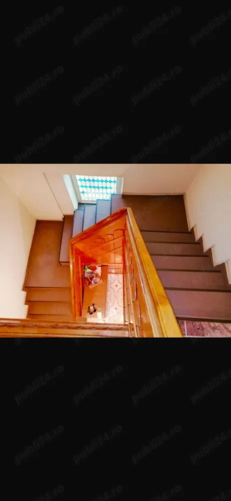 PROPRIETAR,Apartament cu 5 camere decomandat, duplex, et.4 si 5 .Bld. luliu maniu - PROPRIETAR Ofer spre vanzare un apartament de 5 camere, confort 1, decomandat, tip duplex, cu o suprafata utila de 116 mp si totala de 131 mp, situat la etajele 4+5, intr-un bloc construit in anul 1992 si reabilitat in 2024 din zona Militari Pacii, la aproximativ 3 minute de statia de metrou. Apartamentul dispune de gresie, faianta, parchet, usi interior din lemn si pvc, 4 balcoane, boxa de 6 mp situata pe palier, spatiu de depozitare sub casa scarii, doua bai, doua debarale, geamuri termopan la exterior, tamplarie din lemn la interior, fiind compartimentat astfel : Nivelul 4 : * hol acces * bucatarie * hol * sufragerie unita cu dormitorul * baie cu cabina de dus si geam * logie si balcon Nivelul 5 : * casa scarii * hol de acces catre primul dormitor. * trei dormitoare decomandate * hol generos * baie cu cada si geam * doua balcoane * boxa Apartamentul se afla situat stradal, cu vedere pe Iuliu Maniu, a fost renovat complet, avand instalatia electrica si cea sanitara schimbate, calorifere noi, parchet din lemn masiv lacuit, patru aparate de aer conditionat, usa de acces Motura cu sistem antiefractie, sistem de alarma. Blocul este reabilitat, scara este curata, avand ferestre la fiecare palier, fara lift. Acces la mijloace de transport in comun, magazine, banci, Scoala, Autogara Militari. La 10 minute de Mall Plaza. Imobilul se vinde partial mobilat si utilat!