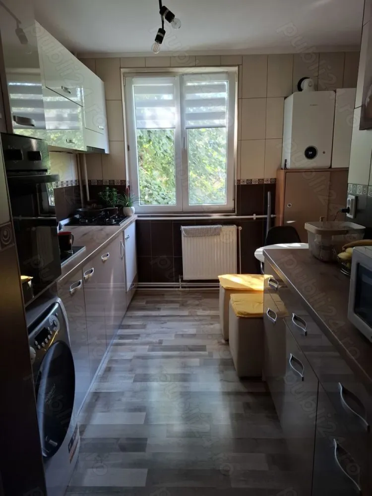 Apartament 4 camere, decomandat, 80.94 mp - Vând apartament 4 camere, decomandat, confort 1, 2 bai, pe strada Izvorul Crișului, sector 4. Apartamentul este la etajul 2 4, intr-un bloc construit în anul 1974. Imbunatatiri: centrala termica, geamuri termopan, ușa metalica, 3 aparate aer condiționat, loc de parcare Proximitate: 15-17 min pe jos pana la metrou Constantin Brancoveanu sau metrou Piață Sudului. Apartamentul se vinde mobilat și utilat complet.