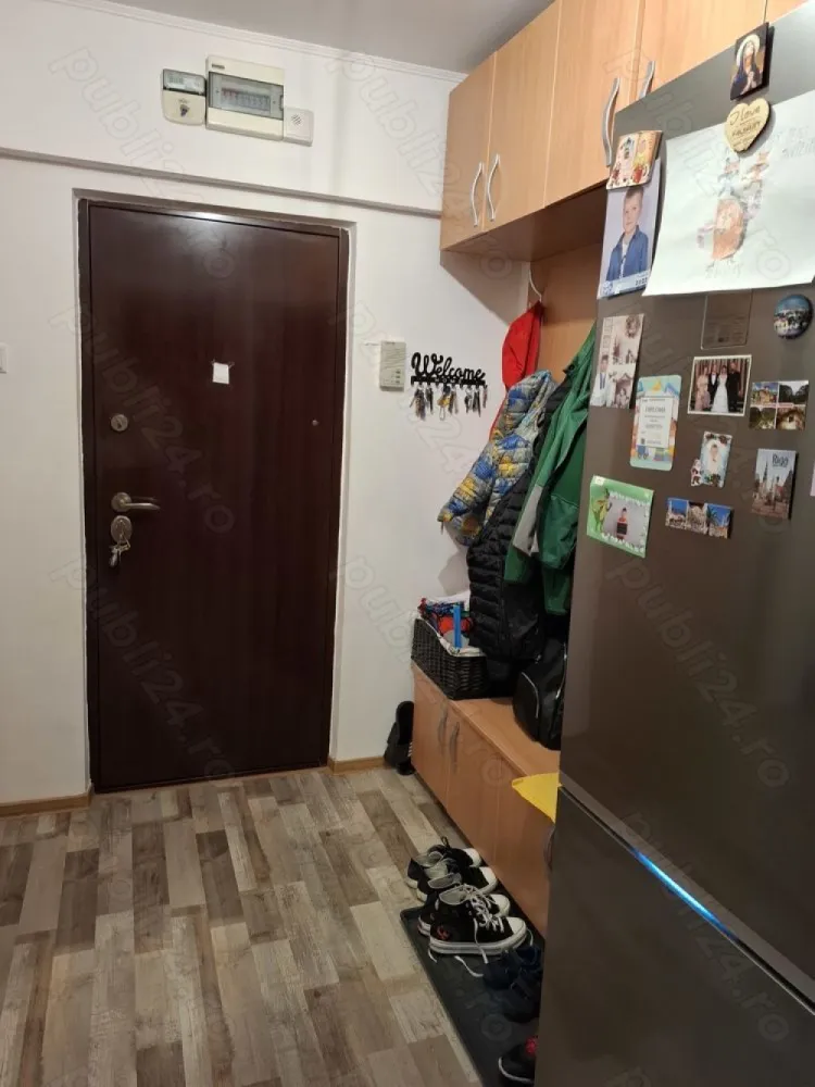 Apartament 4 camere, decomandat, 80.94 mp - Vând apartament 4 camere, decomandat, confort 1, 2 bai, pe strada Izvorul Crișului, sector 4. Apartamentul este la etajul 2 4, intr-un bloc construit în anul 1974. Imbunatatiri: centrala termica, geamuri termopan, ușa metalica, 3 aparate aer condiționat, loc de parcare Proximitate: 15-17 min pe jos pana la metrou Constantin Brancoveanu sau metrou Piață Sudului. Apartamentul se vinde mobilat și utilat complet.