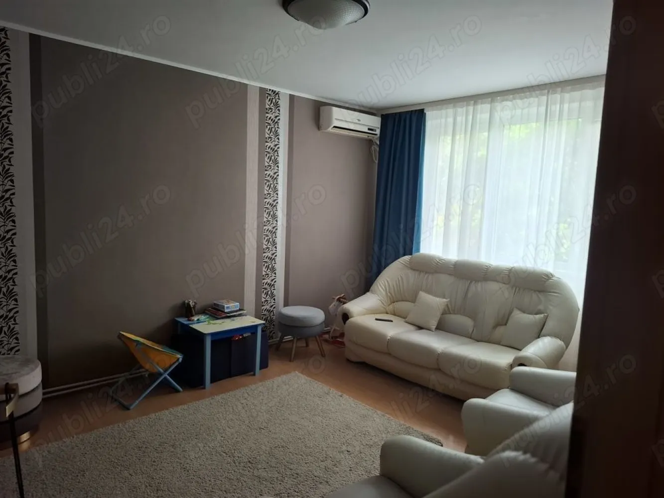 Apartament 4 camere, decomandat, 80.94 mp - Vând apartament 4 camere, decomandat, confort 1, 2 bai, pe strada Izvorul Crișului, sector 4. Apartamentul este la etajul 2 4, intr-un bloc construit în anul 1974. Imbunatatiri: centrala termica, geamuri termopan, ușa metalica, 3 aparate aer condiționat, loc de parcare Proximitate: 15-17 min pe jos pana la metrou Constantin Brancoveanu sau metrou Piață Sudului. Apartamentul se vinde mobilat și utilat complet.