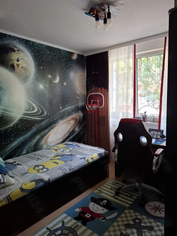 Apartament 4 camere, decomandat, 80.94 mp - Vând apartament 4 camere, decomandat, confort 1, 2 bai, pe strada Izvorul Crișului, sector 4. Apartamentul este la etajul 2 4, intr-un bloc construit în anul 1974. Imbunatatiri: centrala termica, geamuri termopan, ușa metalica, 3 aparate aer condiționat, loc de parcare Proximitate: 15-17 min pe jos pana la metrou Constantin Brancoveanu sau metrou Piață Sudului. Apartamentul se vinde mobilat și utilat complet.
