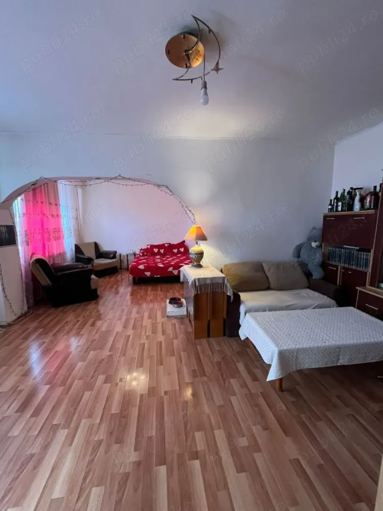 Vânzare 4 cam Uverturii - Uverturii stradal bloc reabilitat termic,izolat termic și în interior.Modificat in 3 cam decomandat cu 2 grupuri sanitare ,spațios ,luminat ,vedere spate etaj 8