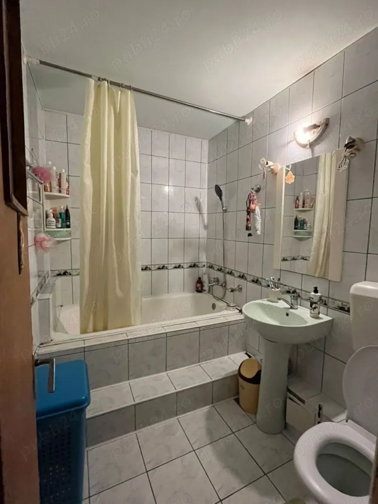 Vânzare 4 cam Uverturii - Uverturii stradal bloc reabilitat termic,izolat termic și în interior.Modificat in 3 cam decomandat cu 2 grupuri sanitare ,spațios ,luminat ,vedere spate etaj 8
