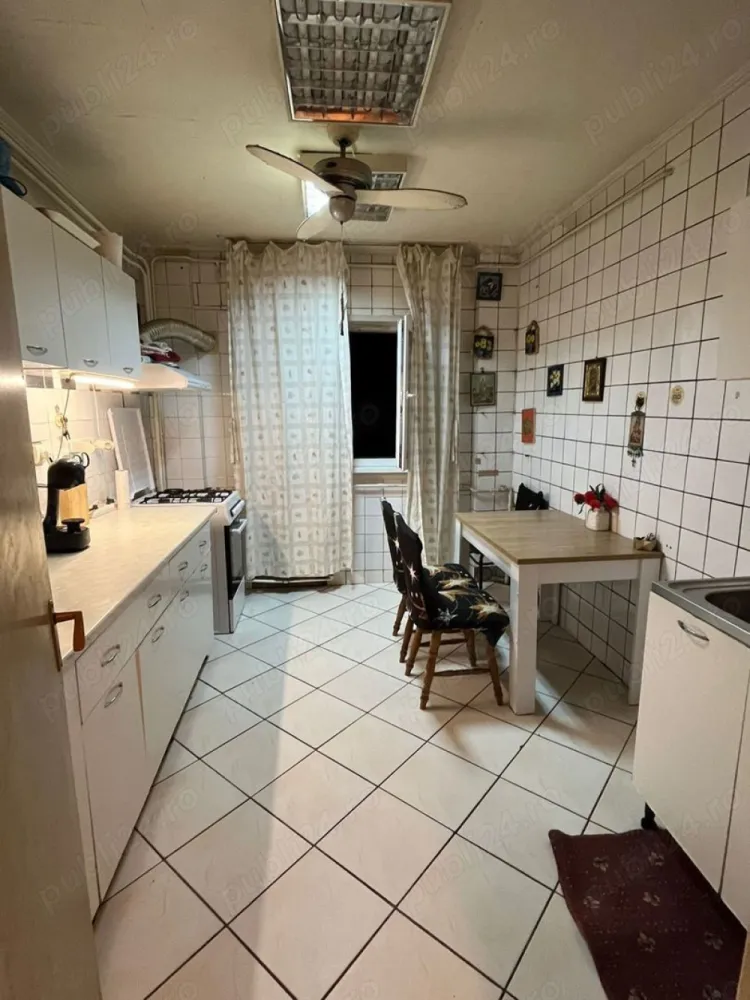 Vânzare 4 cam Uverturii - Uverturii stradal bloc reabilitat termic,izolat termic și în interior.Modificat in 3 cam decomandat cu 2 grupuri sanitare ,spațios ,luminat ,vedere spate etaj 8