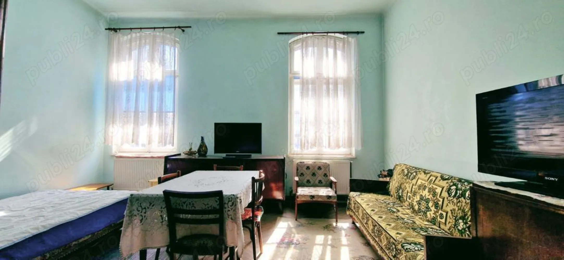 Vânzare apartament cu 4 camere Calea Floreascs - Proprietar, vând apartament cu 4 camere, Calea Floreasca, în vilă cu curte interioară, nerenovat, cu suprafața de 89 mp, vis a vis de Spitalul de urgență. Preț - 140000 euro. Imobilul este construit în 1940, are forma de U și curte interioară. Apartamentul se află la etajul 1 si este compus dintr-un living de 22 mp, trei dormitoare de 14 și de 12 mp, bucătărie de 17 mp, cămară, baie și toaletă, hol, boxă, un balcon cu vedere spre curtea interioară, care poate fi inchis și un balcon franțuzesc către exterior. Camerele sunt înalte, luminoase, spațioase, cu pereti groși care izolează perfect. Apartamentul se pretează atat pentru uz rezidențial, cât și pentru un cabinet de terapie, sau office. Vă puteți pune amprenta asupra apartamentului folosind în renovare geamurile, ușile și parchetul de lemn originale sau puteți moderniza spațiul în funcție de preferințe.