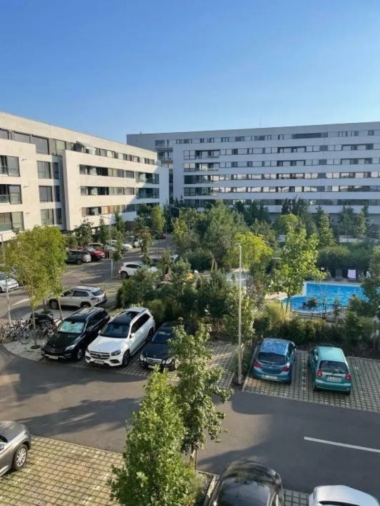 APARTAMENT 4 CAMERE ATRIA URBAN RESORT - Cartierul Atria este rezultatul unei viziuni şi din nevoia acută pentru o calitate a locuirii mai bună în urma dezvoltărilor haotice din Capitală. Conceputul de -resort urban- pe care îl integrează se evidenţiază prin spaţiile ample între clădiri, o dezvoltare predictibilă cu o vegetaţie bogată şi unde proiectul peisagistic aduce natura acasă în beneficiul rezidenţilor. 75% din suprafaţa complexului găzduieşte zone cu piscine, spaţii verzi, alei, piaţete, parcuri şi necesarul de accese şi parcaje. Sunt multe motive pentru care să vii la Atria. Apartamentul de 4 camere se situeaza in ansamblul rezidential ATRIA URBAN RESORT, faza 2-finalizata , este disponibil imediat si are o priveliste extraordinar de frumoasa. Optional loc de parcare 7500 Eur.