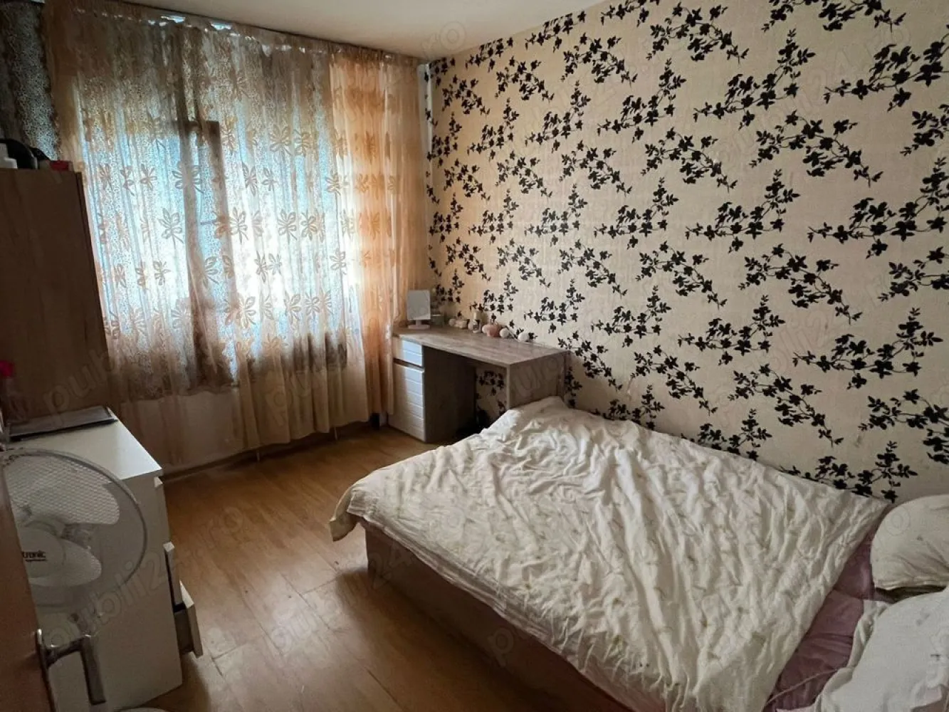 Vânzare 4 cam Uverturii - Uverturii stradal bloc reabilitat termic,izolat termic și în interior.Modificat in 3 cam decomandat cu 2 grupuri sanitare ,spațios ,luminat ,vedere spate etaj 8