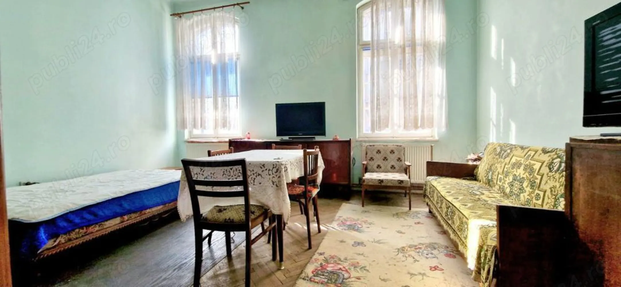 Vânzare apartament cu 4 camere Calea Floreascs - Proprietar, vând apartament cu 4 camere, Calea Floreasca, în vilă cu curte interioară, nerenovat, cu suprafața de 89 mp, vis a vis de Spitalul de urgență. Preț - 140000 euro. Imobilul este construit în 1940, are forma de U și curte interioară. Apartamentul se află la etajul 1 si este compus dintr-un living de 22 mp, trei dormitoare de 14 și de 12 mp, bucătărie de 17 mp, cămară, baie și toaletă, hol, boxă, un balcon cu vedere spre curtea interioară, care poate fi inchis și un balcon franțuzesc către exterior. Camerele sunt înalte, luminoase, spațioase, cu pereti groși care izolează perfect. Apartamentul se pretează atat pentru uz rezidențial, cât și pentru un cabinet de terapie, sau office. Vă puteți pune amprenta asupra apartamentului folosind în renovare geamurile, ușile și parchetul de lemn originale sau puteți moderniza spațiul în funcție de preferințe.