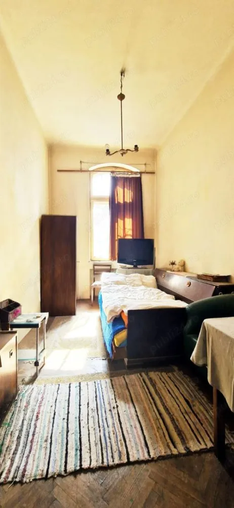Vânzare apartament cu 4 camere Calea Floreascs - Proprietar, vând apartament cu 4 camere, Calea Floreasca, în vilă cu curte interioară, nerenovat, cu suprafața de 89 mp, vis a vis de Spitalul de urgență. Preț - 140000 euro. Imobilul este construit în 1940, are forma de U și curte interioară. Apartamentul se află la etajul 1 si este compus dintr-un living de 22 mp, trei dormitoare de 14 și de 12 mp, bucătărie de 17 mp, cămară, baie și toaletă, hol, boxă, un balcon cu vedere spre curtea interioară, care poate fi inchis și un balcon franțuzesc către exterior. Camerele sunt înalte, luminoase, spațioase, cu pereti groși care izolează perfect. Apartamentul se pretează atat pentru uz rezidențial, cât și pentru un cabinet de terapie, sau office. Vă puteți pune amprenta asupra apartamentului folosind în renovare geamurile, ușile și parchetul de lemn originale sau puteți moderniza spațiul în funcție de preferințe.