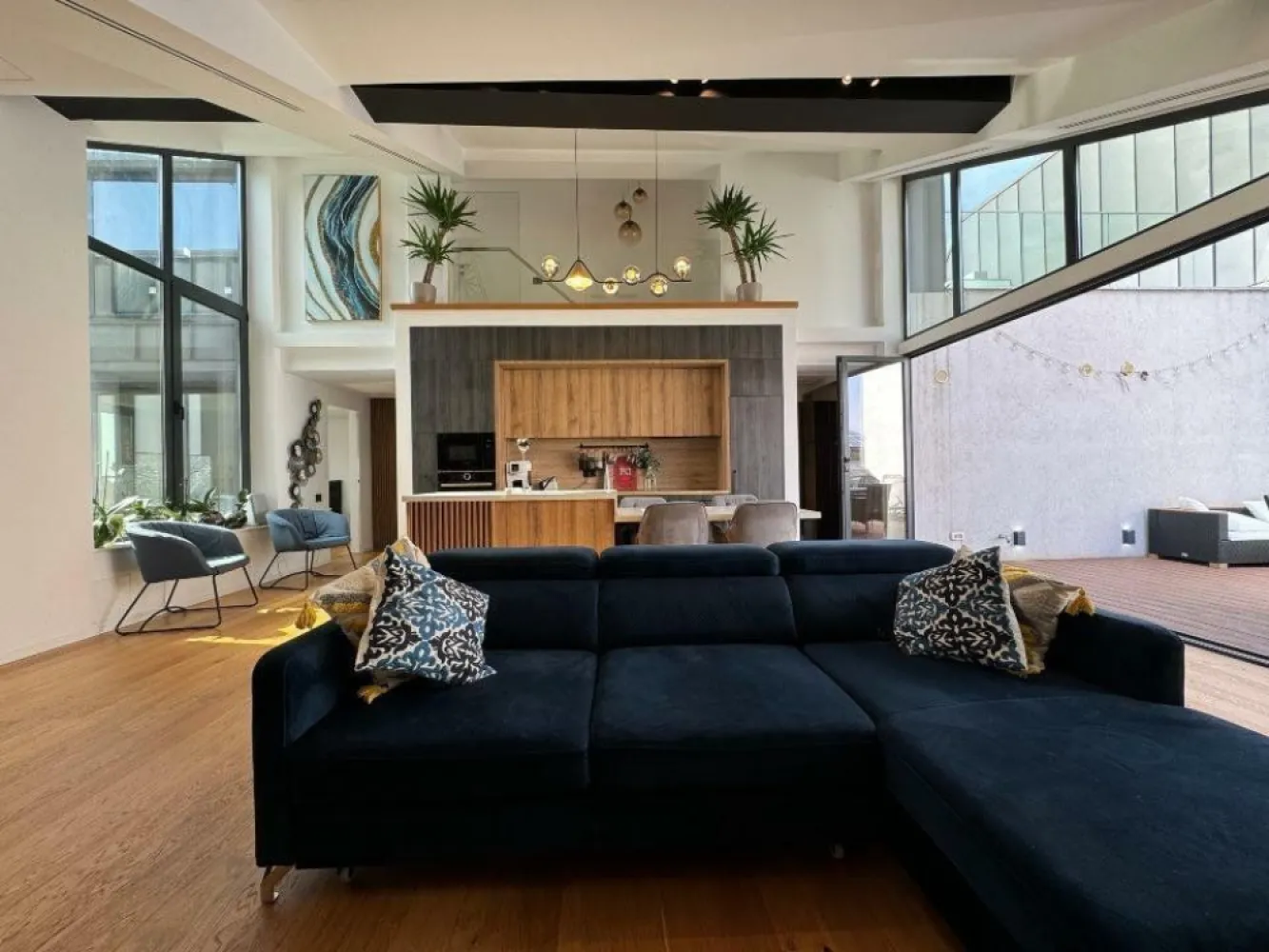 Superb duplex cu 4 camere şi terase mari - Descoperiţi acest duplex minunat de 190mÂ˛ (129mÂ˛ utili şi 60mÂ˛ terase), conceput pentru a oferi confort, spaţiu şi linişte întregii familii. Situat într-un mediu liniştit şi sigur, la marginea pădurii Băneasa, această proprietate rară combină liniştea naturii cu proximitatea faţă de facilităţile din Bucureşti, la doar 15 minute de centrul oraşului. Caracteristici principale: * 3 dormitoare spaţioase, inclusiv o suită matrimonială cu un dressing imens şi o baie luminoasă. * 2 băi moderne. * Living mare cu bucătărie deschisă, ideal pentru momente de convivialitate în familie. * Înălţime a tavanului de peste 5 metri, creând spaţii generoase, scăldate în lumină naturală. * Trei terase mari, inclusiv una imensă de 45mÂ˛ la parter, perfectă pentru grătare în familie, o terasă de 15mÂ˛ la etaj, pregătită pentru instalarea unui jacuzzi (racorduri şi postament existente), pentru a vă bucura de momente de relaxare în intimitate, şi o grădină * O spălătoria echipată * Mediu rezidenţial foarte liniştit şi sigur, ideal pentru familii, cu locuri de joacă în apropiere şi trafic redus. În preţ sunt incluse două locuri de parcare subteraneÂ şiÂ o boxa închis, pentru un plus de confort şi securitate. O oportunitate de neratat!Â Contactaţi-ne acum pentru a organiza o vizionare şi lăsaţi-vă seduşi de acest mediu excepţional.