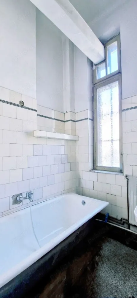 Vânzare apartament cu 4 camere Calea Floreascs - Proprietar, vând apartament cu 4 camere, Calea Floreasca, în vilă cu curte interioară, nerenovat, cu suprafața de 89 mp, vis a vis de Spitalul de urgență. Preț - 140000 euro. Imobilul este construit în 1940, are forma de U și curte interioară. Apartamentul se află la etajul 1 si este compus dintr-un living de 22 mp, trei dormitoare de 14 și de 12 mp, bucătărie de 17 mp, cămară, baie și toaletă, hol, boxă, un balcon cu vedere spre curtea interioară, care poate fi inchis și un balcon franțuzesc către exterior. Camerele sunt înalte, luminoase, spațioase, cu pereti groși care izolează perfect. Apartamentul se pretează atat pentru uz rezidențial, cât și pentru un cabinet de terapie, sau office. Vă puteți pune amprenta asupra apartamentului folosind în renovare geamurile, ușile și parchetul de lemn originale sau puteți moderniza spațiul în funcție de preferințe.