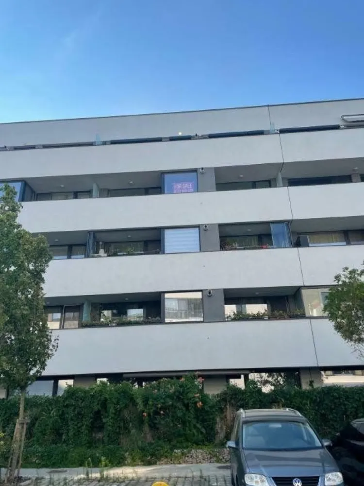 APARTAMENT 4 CAMERE ATRIA URBAN RESORT - Cartierul Atria este rezultatul unei viziuni şi din nevoia acută pentru o calitate a locuirii mai bună în urma dezvoltărilor haotice din Capitală. Conceputul de -resort urban- pe care îl integrează se evidenţiază prin spaţiile ample între clădiri, o dezvoltare predictibilă cu o vegetaţie bogată şi unde proiectul peisagistic aduce natura acasă în beneficiul rezidenţilor. 75% din suprafaţa complexului găzduieşte zone cu piscine, spaţii verzi, alei, piaţete, parcuri şi necesarul de accese şi parcaje. Sunt multe motive pentru care să vii la Atria. Apartamentul de 4 camere se situeaza in ansamblul rezidential ATRIA URBAN RESORT, faza 2-finalizata , este disponibil imediat si are o priveliste extraordinar de frumoasa. Optional loc de parcare 7500 Eur.